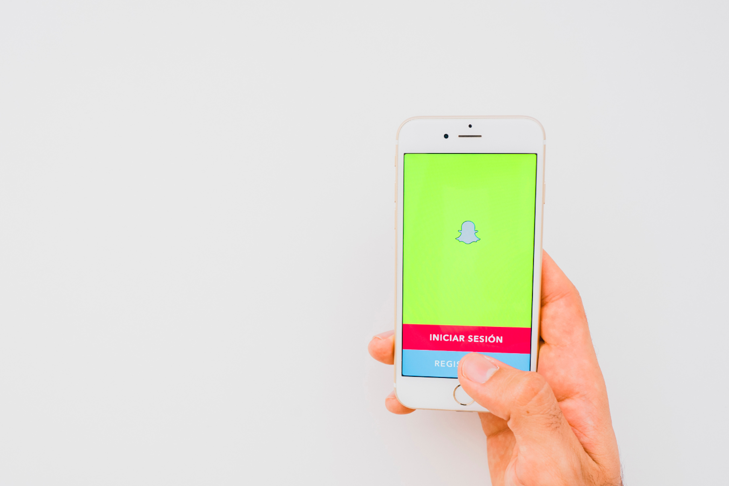 une personne qui se connecte à l'application Snapchat