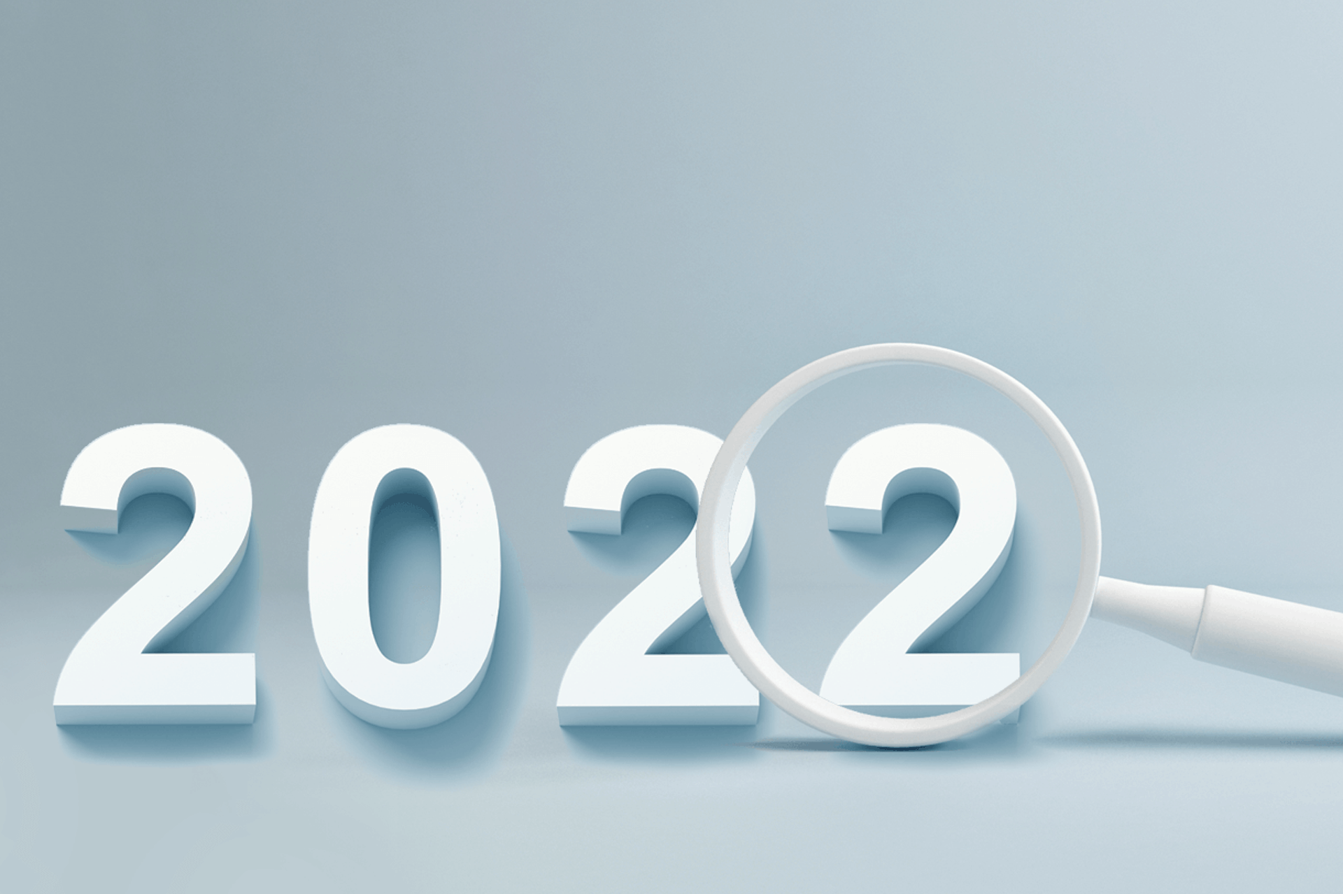 Suurennuslasi leijuu vuoden 2022 viimeisen 2:n yläpuolella blogissa, jossa käsitellään vuoden tärkeimpiä trendejä Meltwaterin sosiaalisen älykkyyden alustan analyysin mukaan.