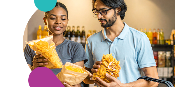 Foto einer jungen Frau und ein junger Mann mit Snacks in der Hand