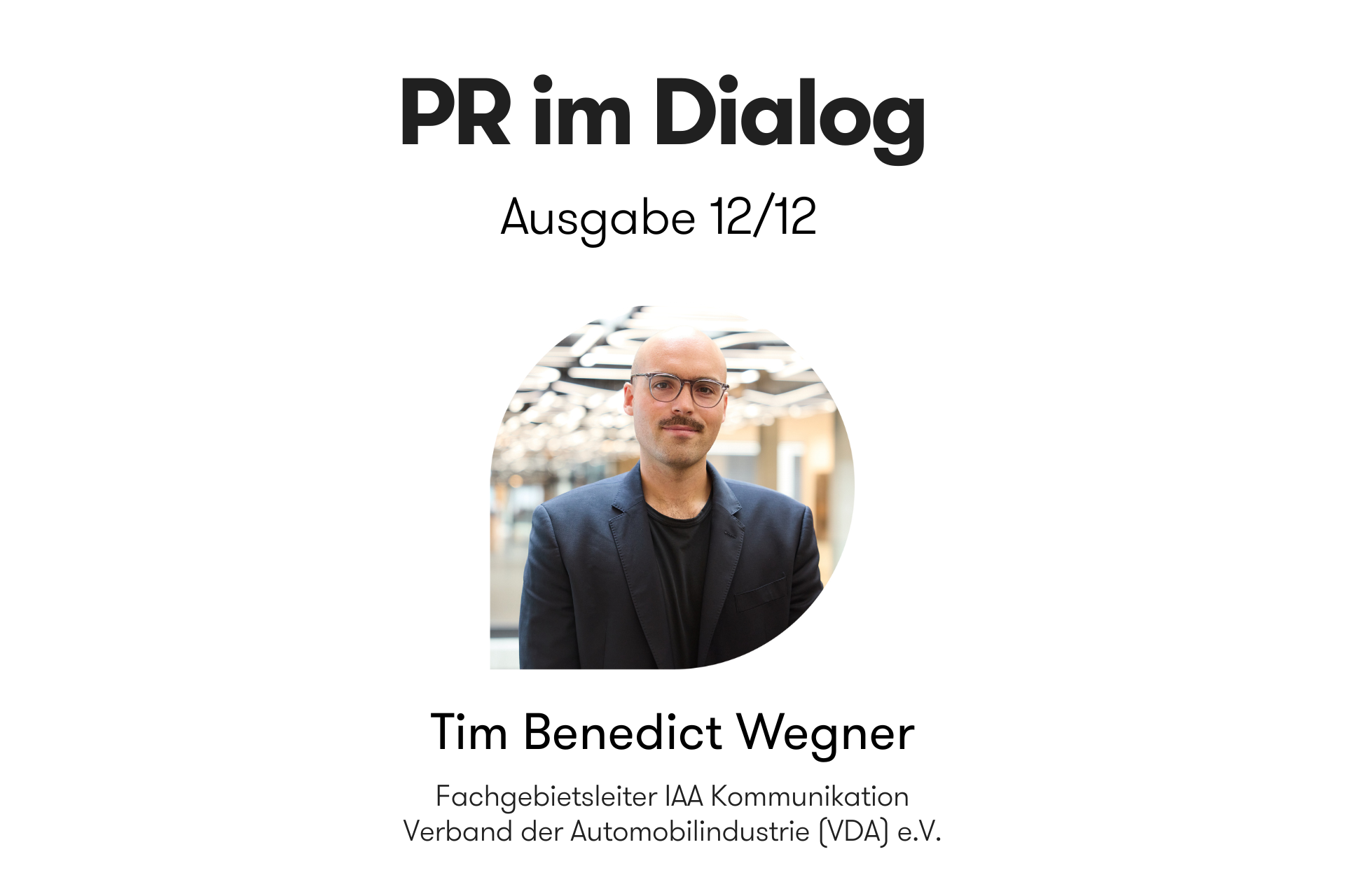 Header-Grafik der Interviewreihe „PR im Dialog: 12 Meinungen zur Zukunft der PR“. Ausgabe 12/12 mit Tim Benedict Wegner, Fachgebietsleiter IAA Kommunikation beim Verband der Automobilindustrie (VDA) e.V., mit Portraitfoto.