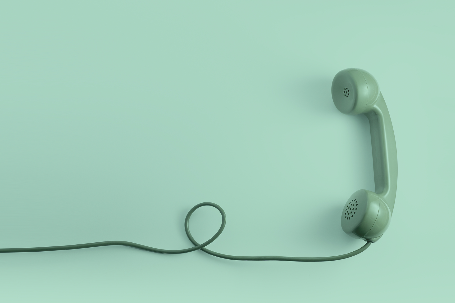 Illustration eines grünen Schnurtelefons als Verbildlichung von Word-of-Mouth-Marketing (WoM) und Mundpropaganda