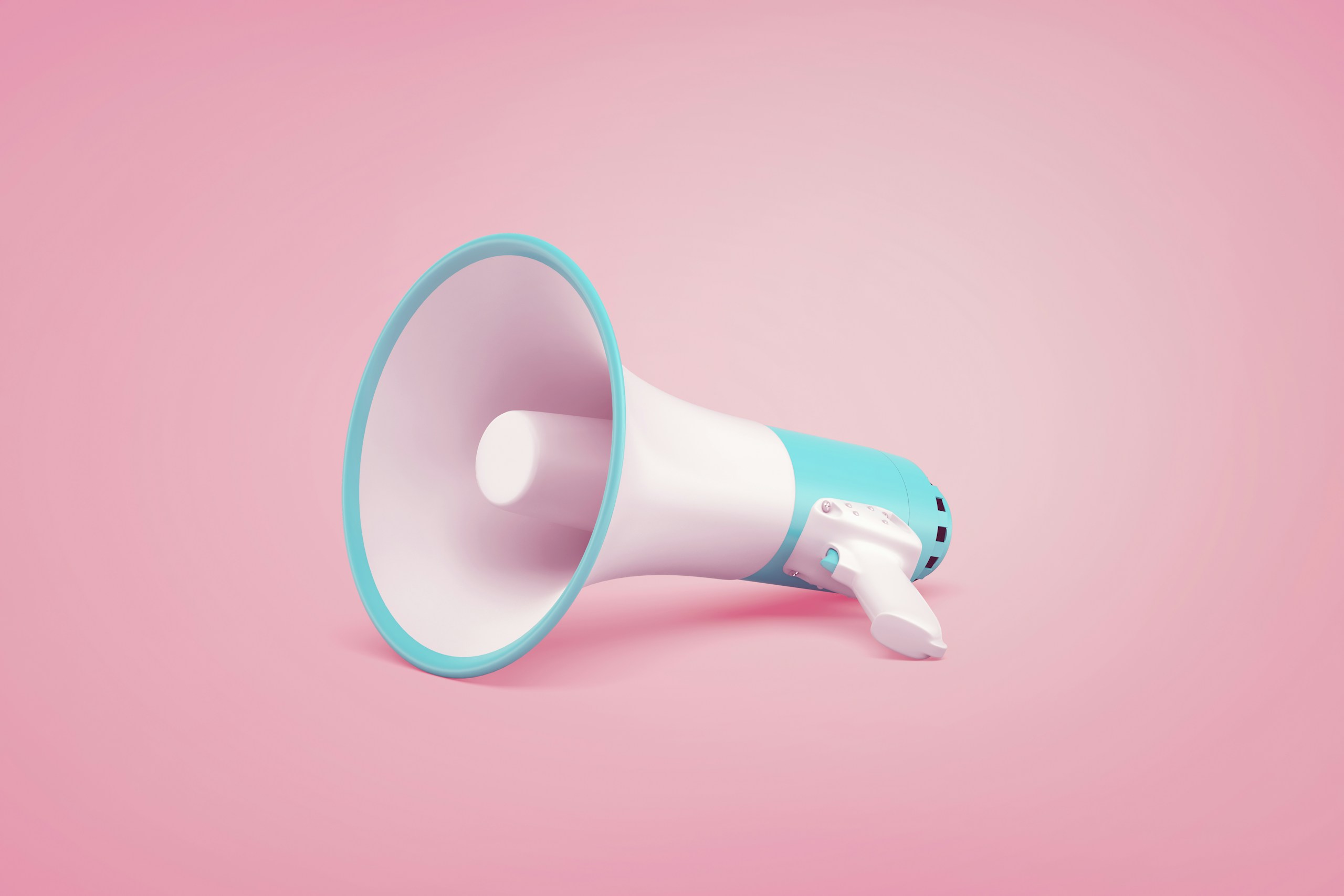 Haut-parleur rose sur fond bleu