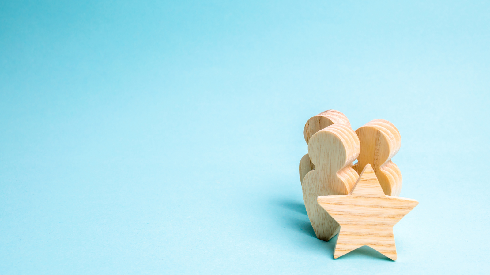 petits bonhommes en bois avec une étoile