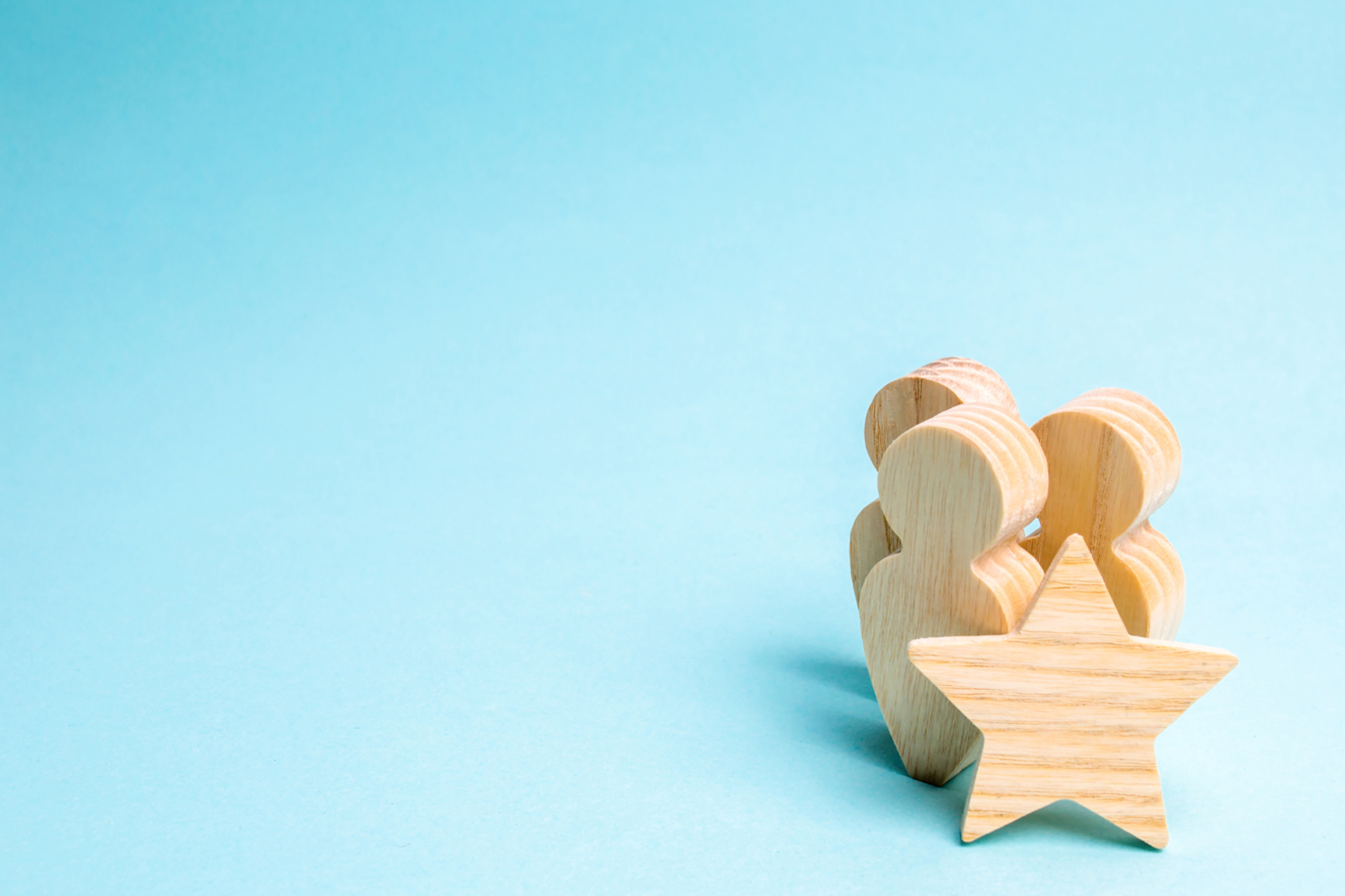petits bonhommes en bois avec une étoile