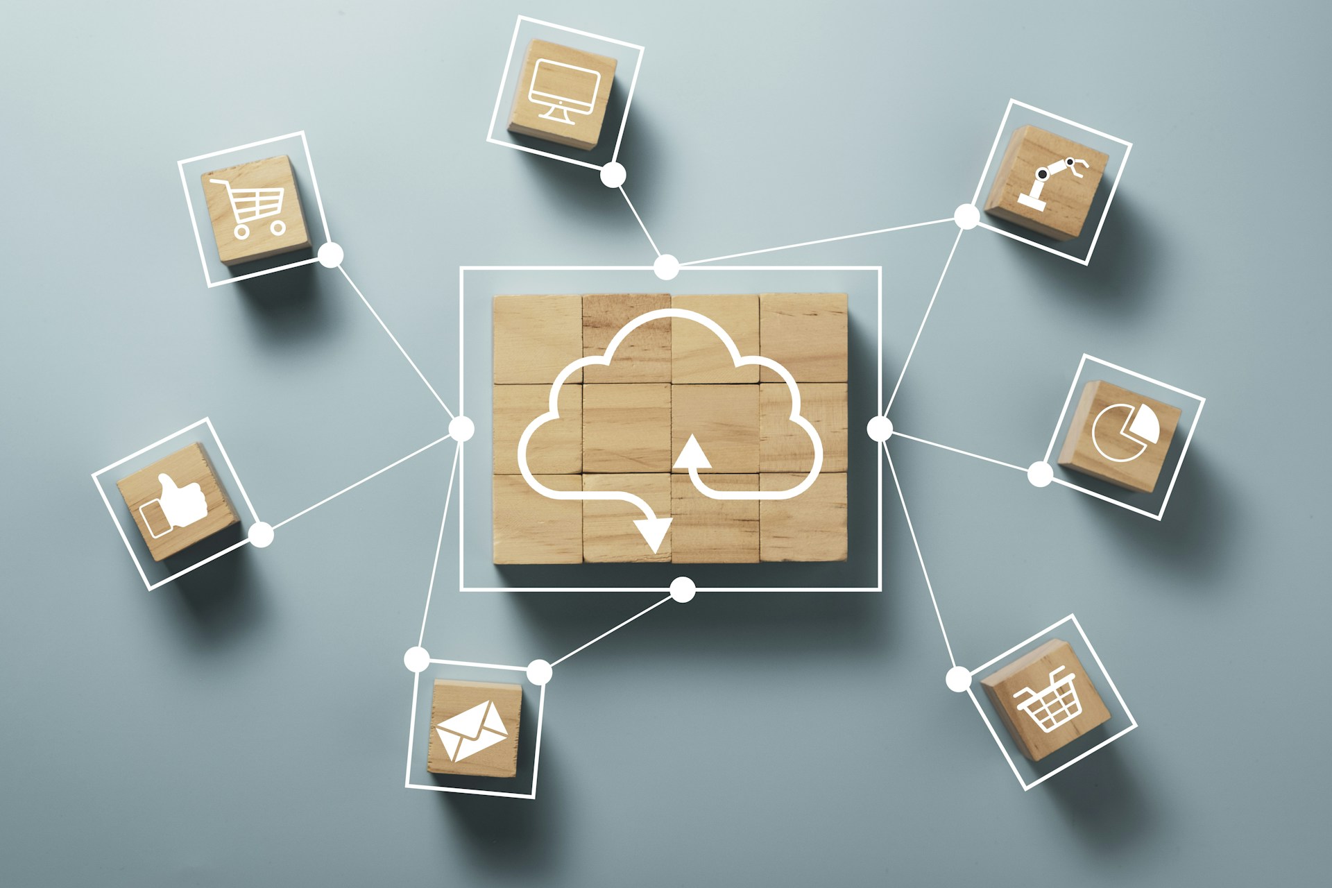 Nuage relié à des mails, un panier, un like et un diagramme illustrant le CRM