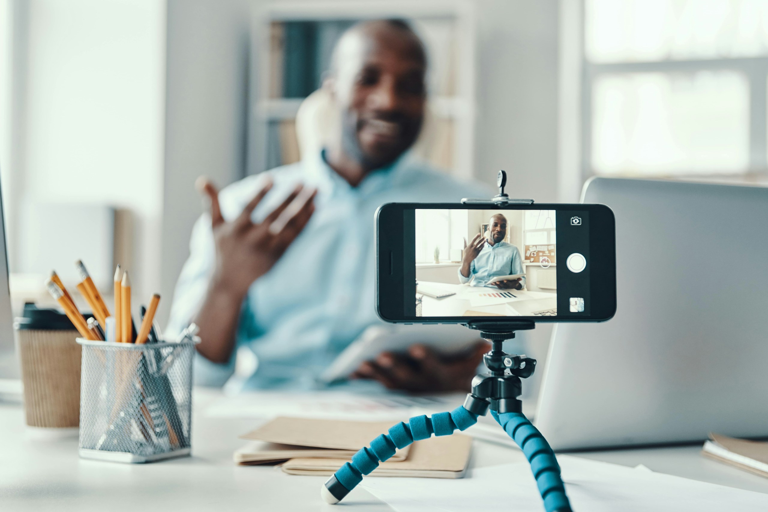 Personne qui se filme avec un téléphone au premier plan