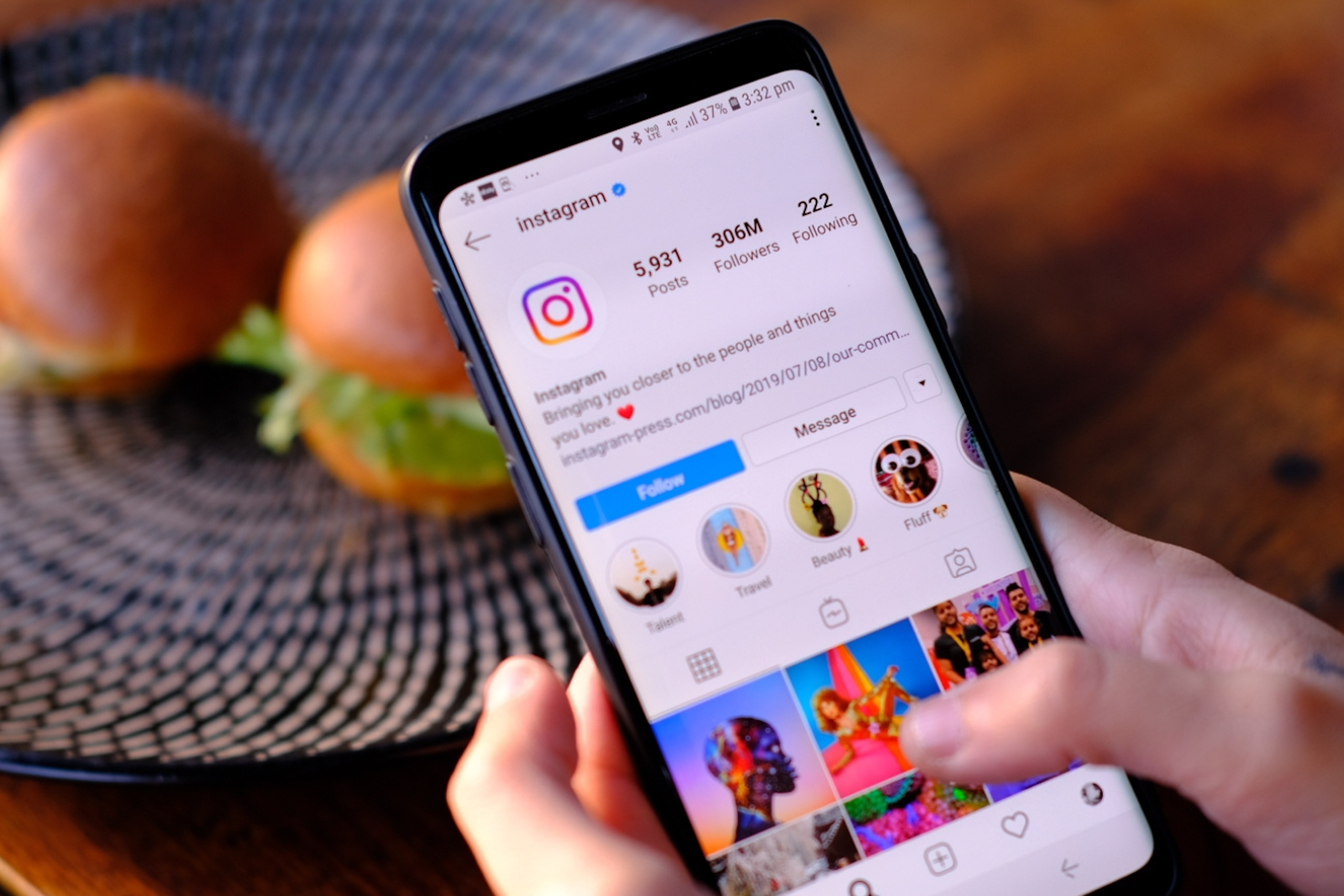 Personne qui tient un téléphone avec un compte instagram vérifié sur l'écran