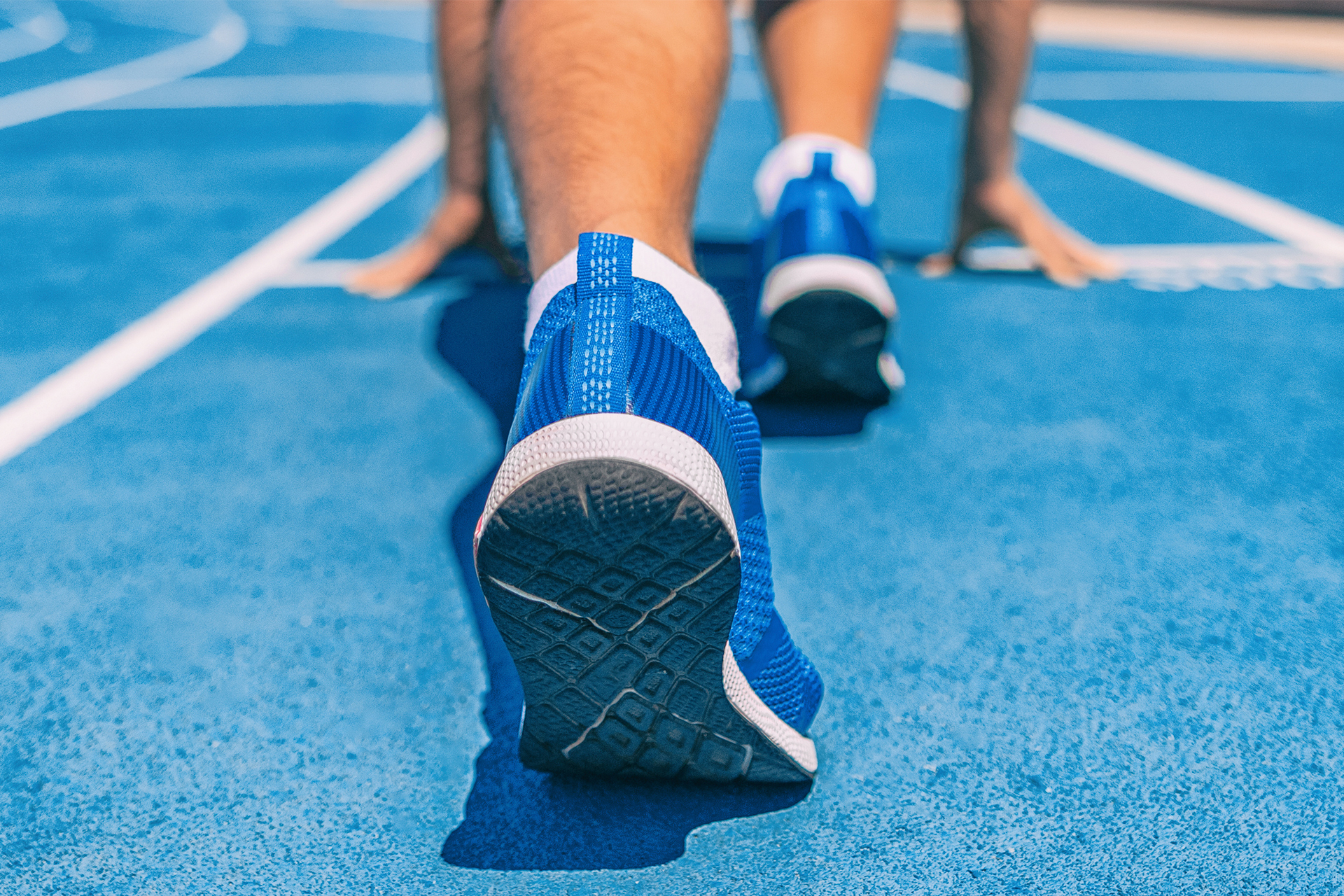 A runner setting up to start a race, like a marketer getting ready to boosting organic Facebook reach 