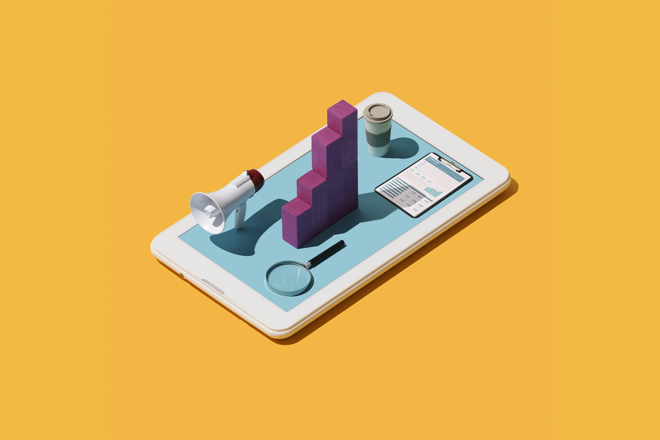 Ein gelber Hintergrund mit einem Tablet in der Mitte. Auf dem Tablet befinden sich verschiedene Objekte wie ein Megaphon, eine Lupe, ein Kaffeebecher und ein großes Balkendiagramm.