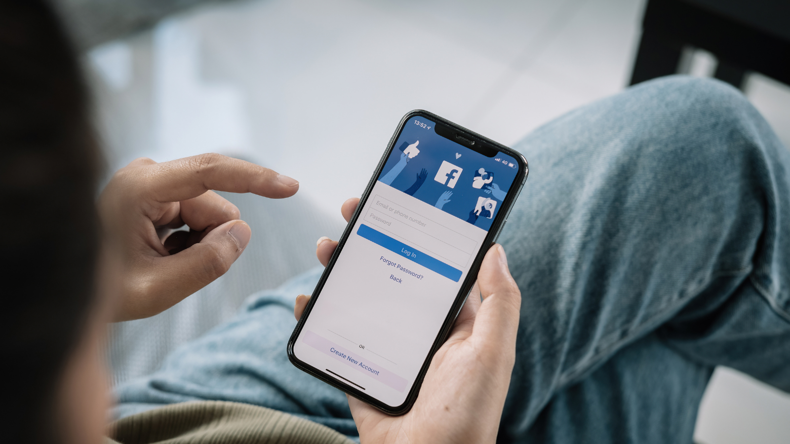une personne qui tient un téléphone avec l'application Facebook 