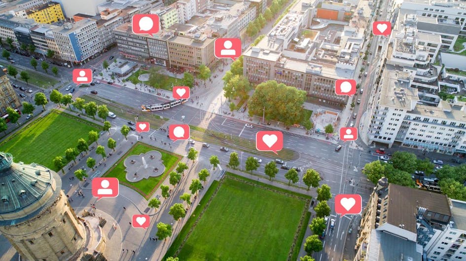 Stadt Foto von oben mit Social Media Icons Likes