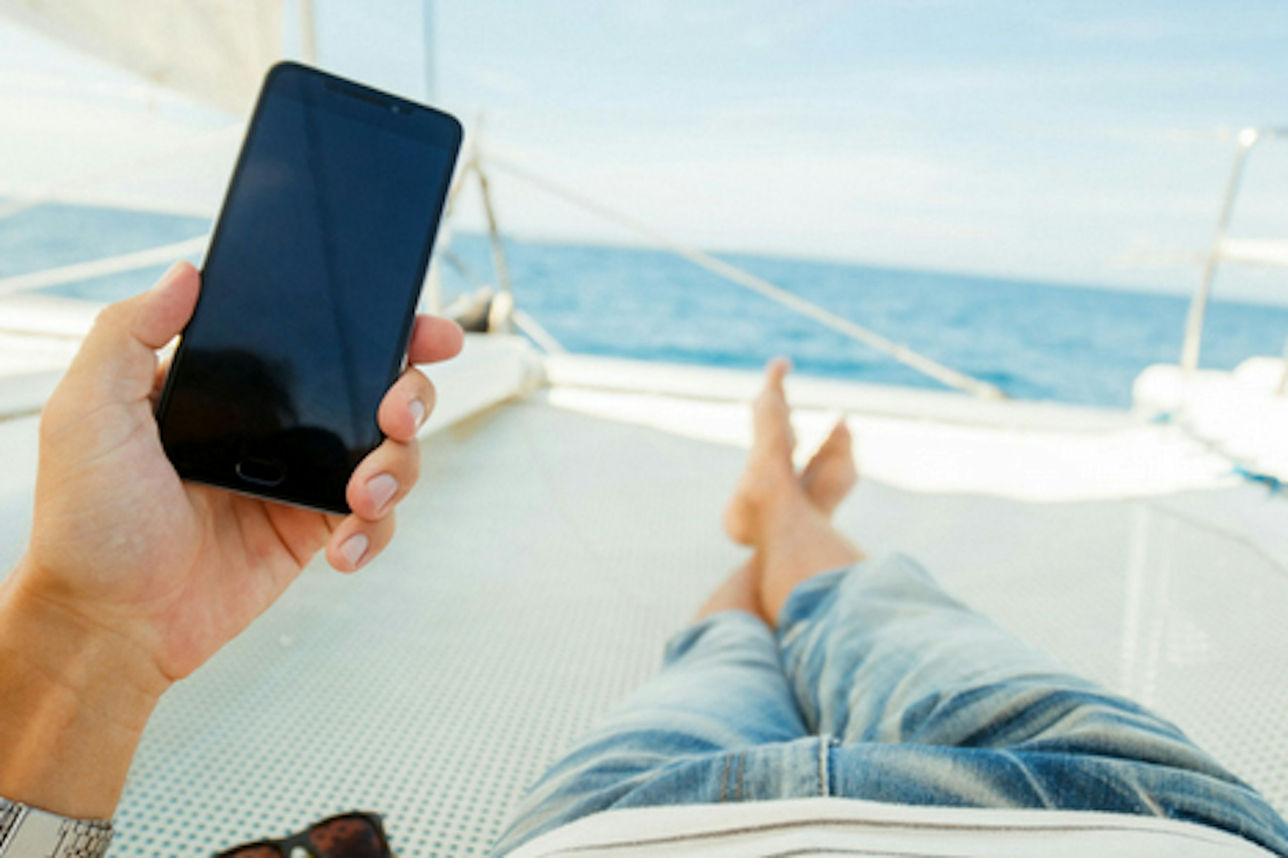 Mobile First Handy auf Yacht