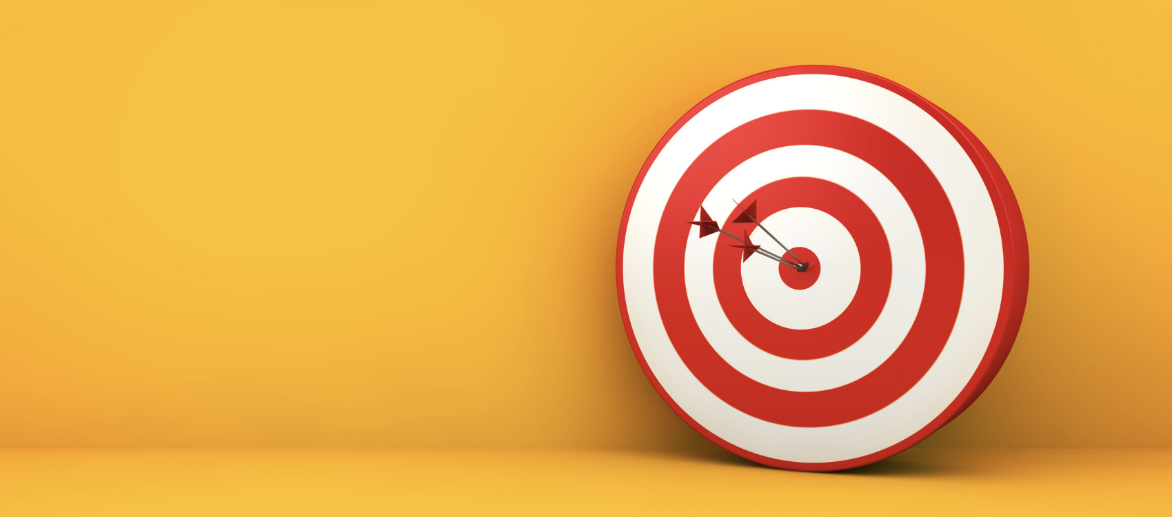 Cible blanche et rouge sur fond jaune 