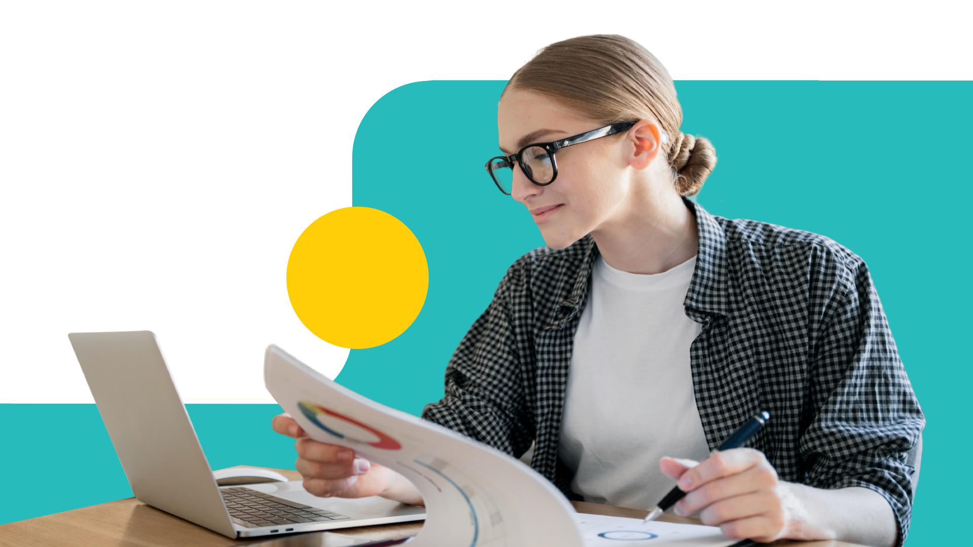 メガネをかけた女性が手元の資料を確認している画像