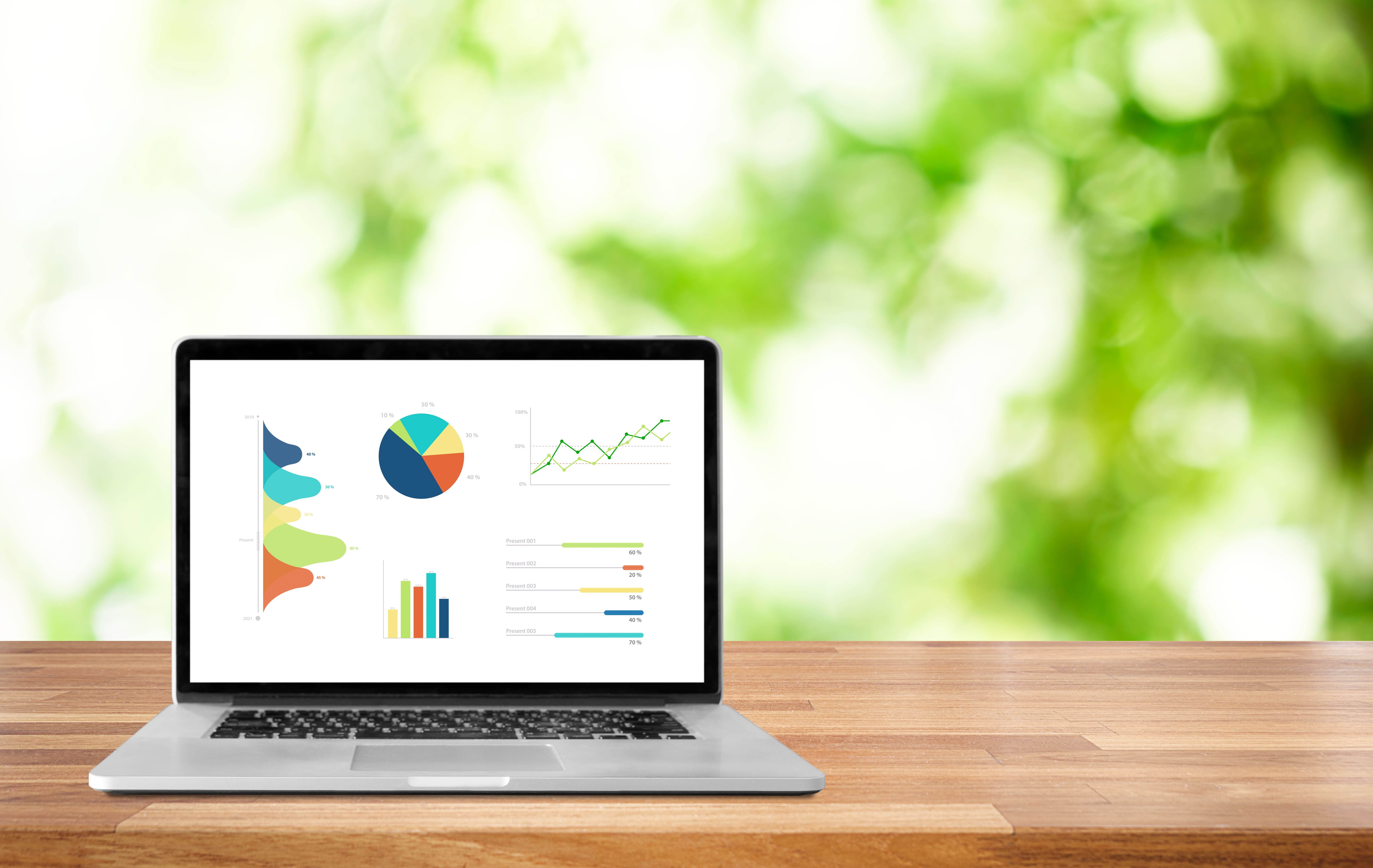 Visuel d'un ordinateur avec des graphiques et un fond de verdure