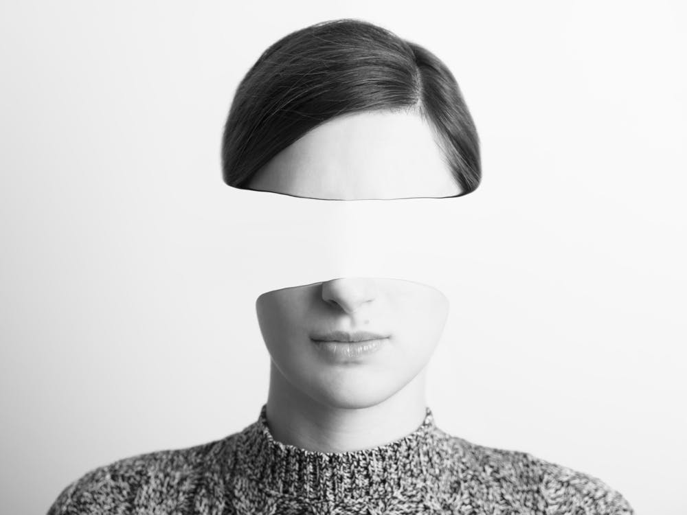 Man sieht ein Portrait einer jungen Frau in schwarzweiß. Ihre Augenpartie ist ausgeschnitten und soll als Verbildlichung der Wichtigkeit einer Corporate Identity für Unternehmen dienen.