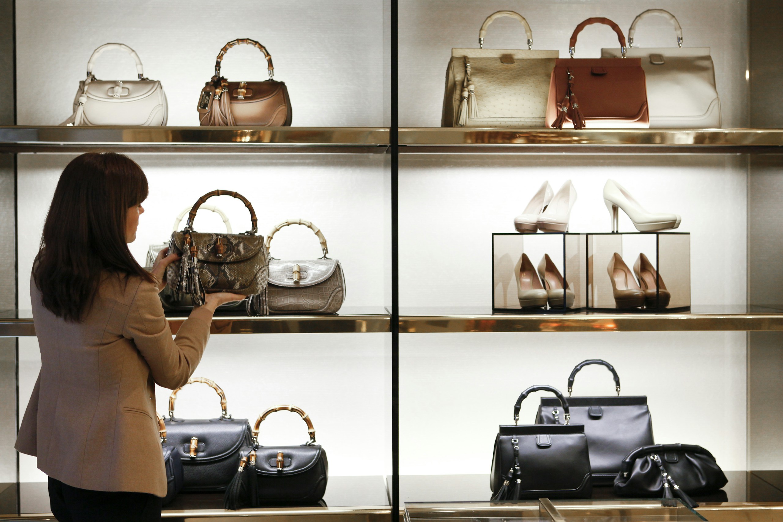 Magasin de sac de luxe avec une femme à l'avant plan