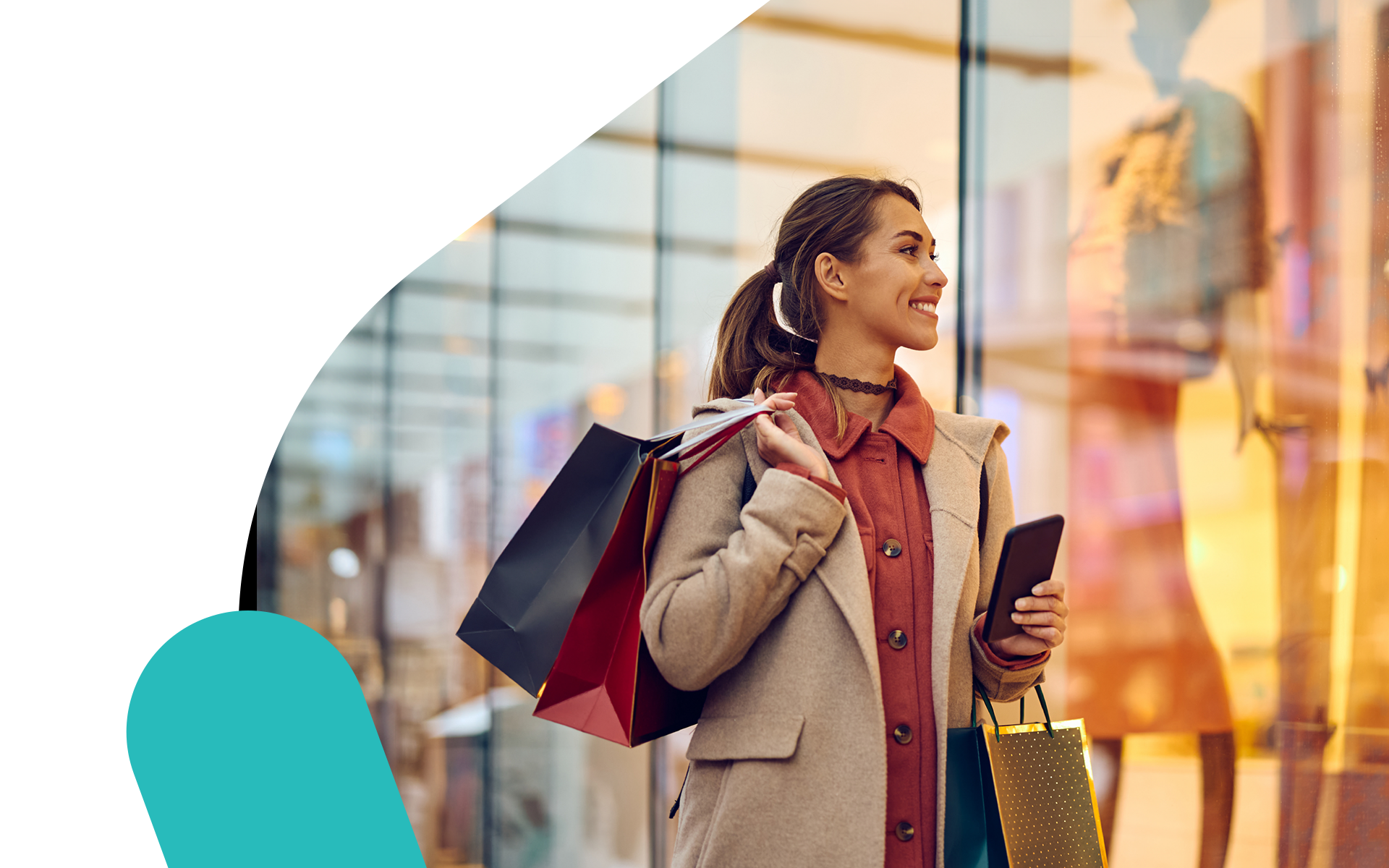 Auf diesem Bild für den Meltwater Retail Report 2024 hält eine Person beim Schaufensterbummel Einkaufstüten und ein Mobiltelefon in der Hand.