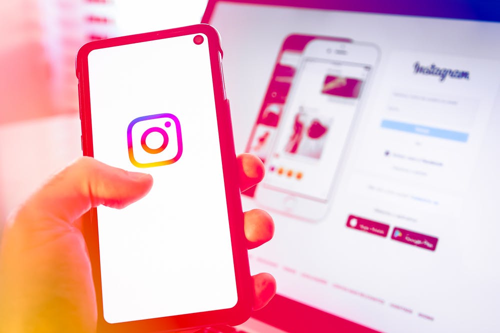 Laptop und Smartphone mit Instagram