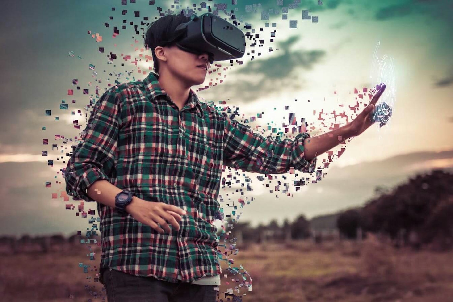Foto eines jungen Mannes mit einer VR Brille, der sich langsam in Pixel auflöst als Metapher für die neue Metaverse-Welt