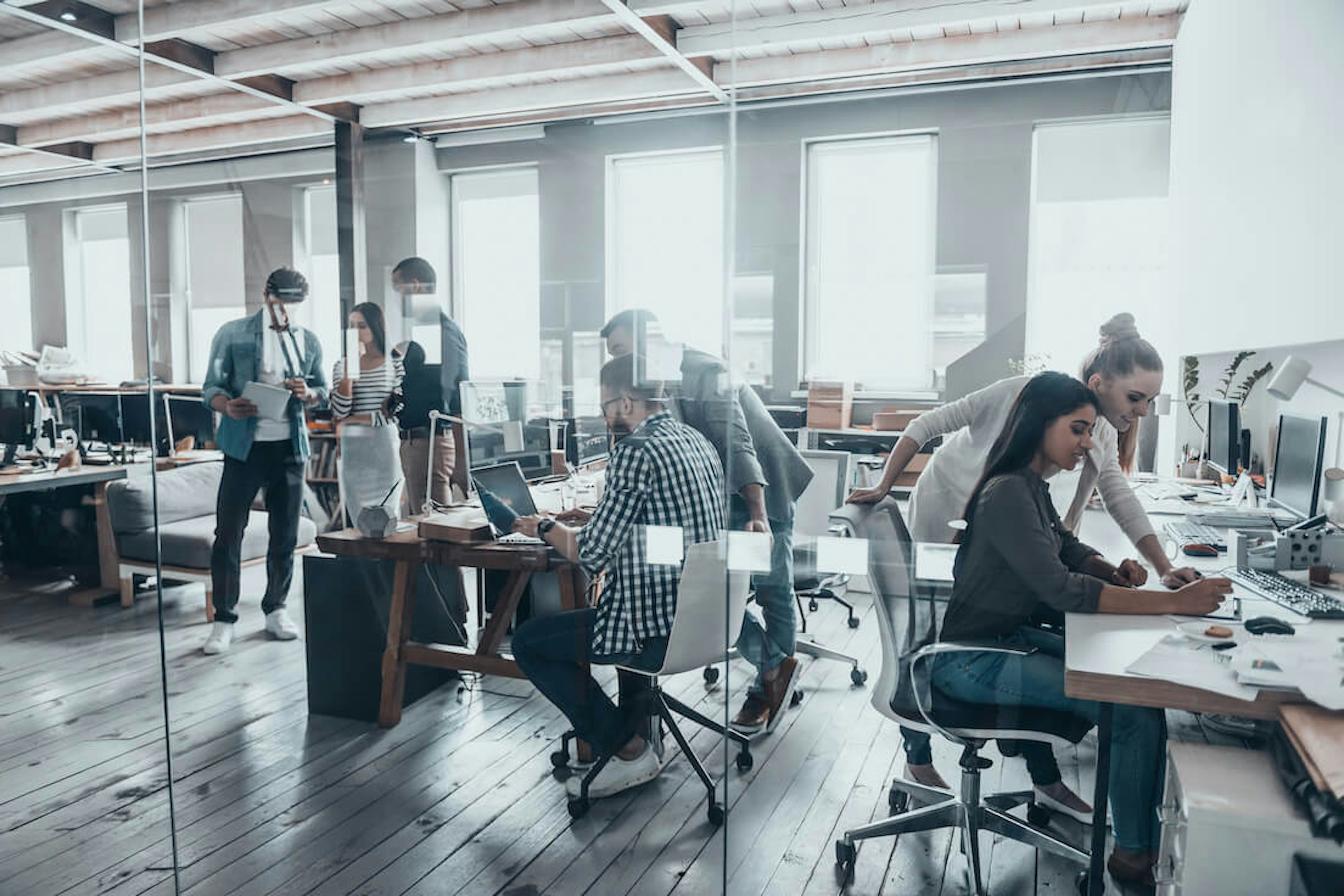 Man sieht eine Momentaufnahme einer Office Scene. Dies ist das Titelbild für unseren Benchmarking Guide mit 5 Tipps zur Benchmark-Analyse.