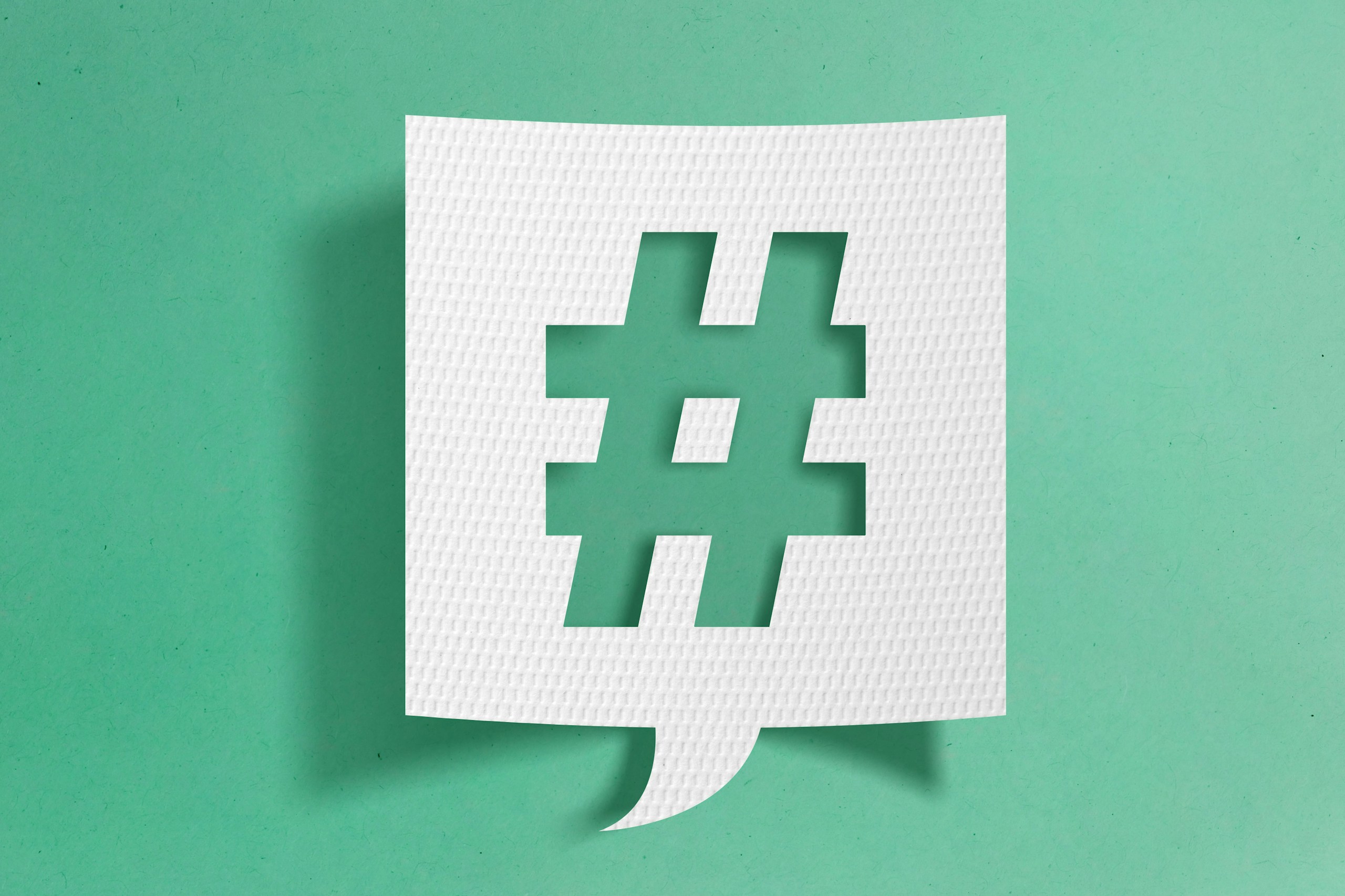 Grand hashtag sur fond vert