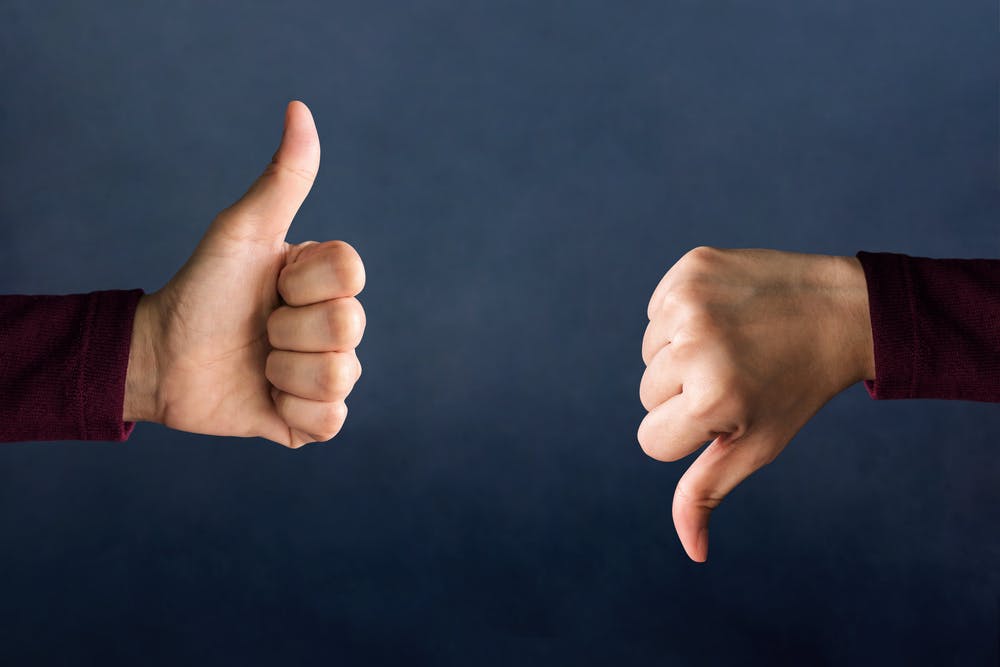 Daumen hoch Daumen runter Like Dislike Foto