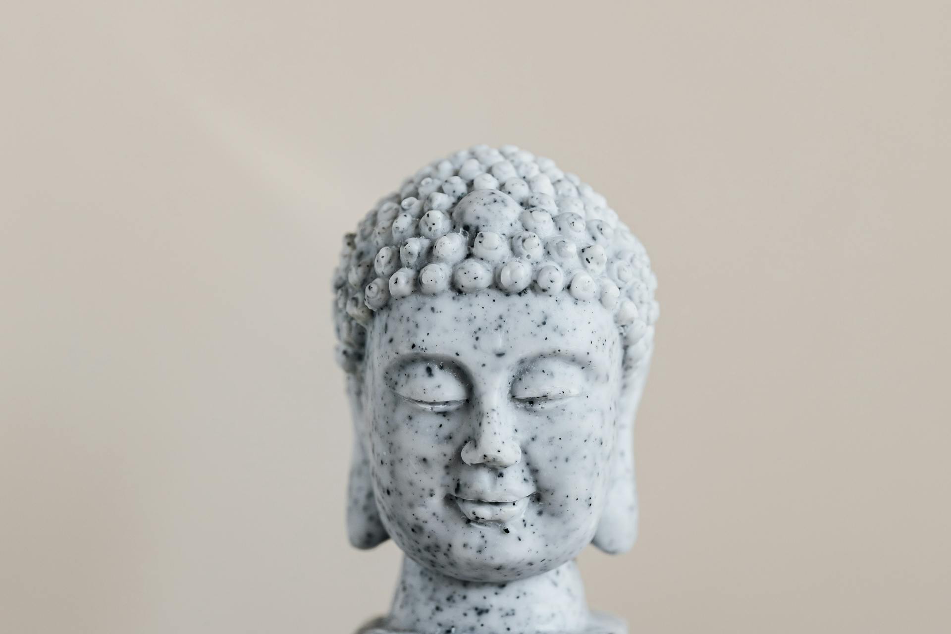 Deze afbeelding laat een Buddha hoofd zien. Aangezien Buddha als authentiek wordt gezien is dit een goede motivatie voor bedrijven om hem te volgen.