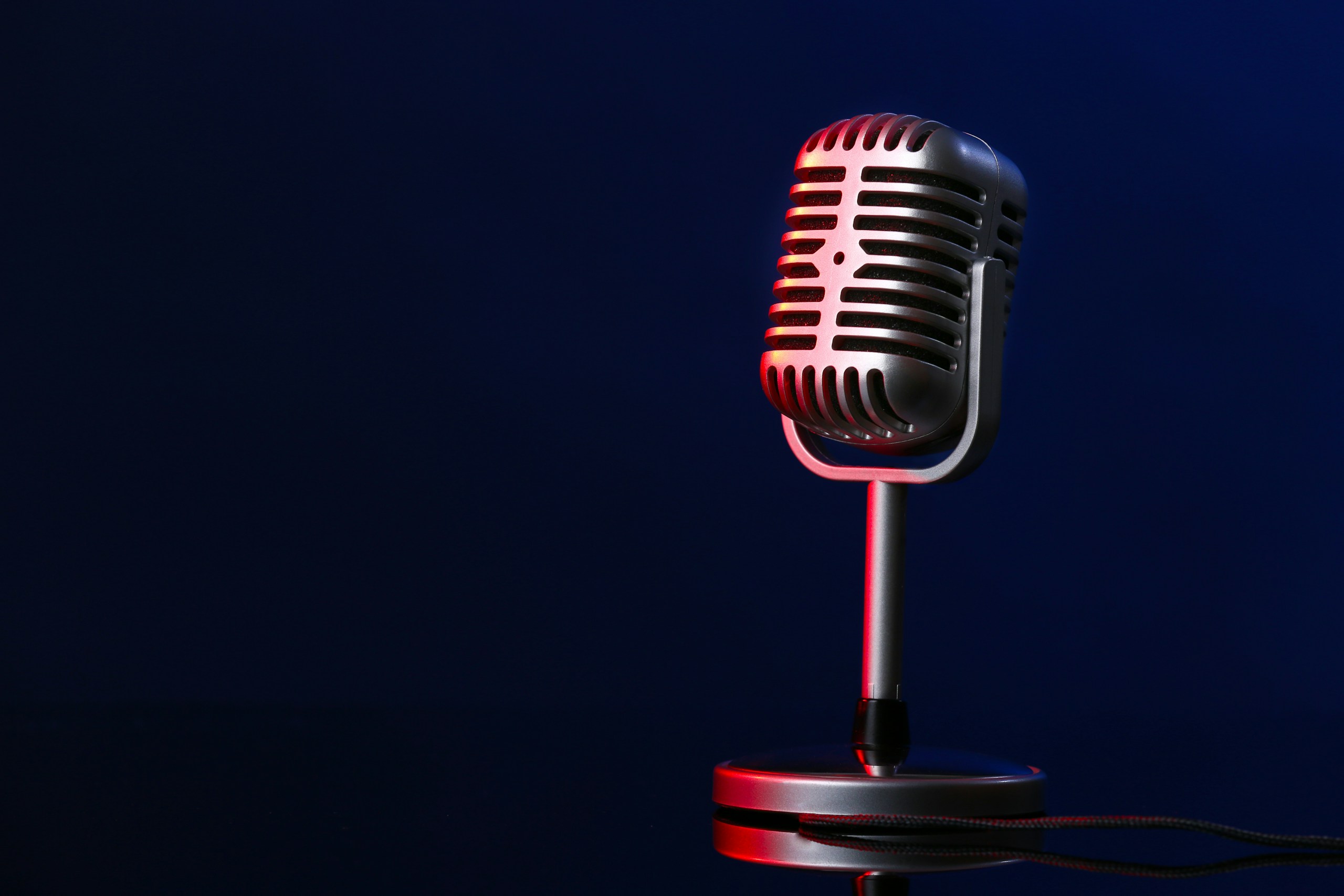 Micro sur fond noir pour illustrer le ton of voice