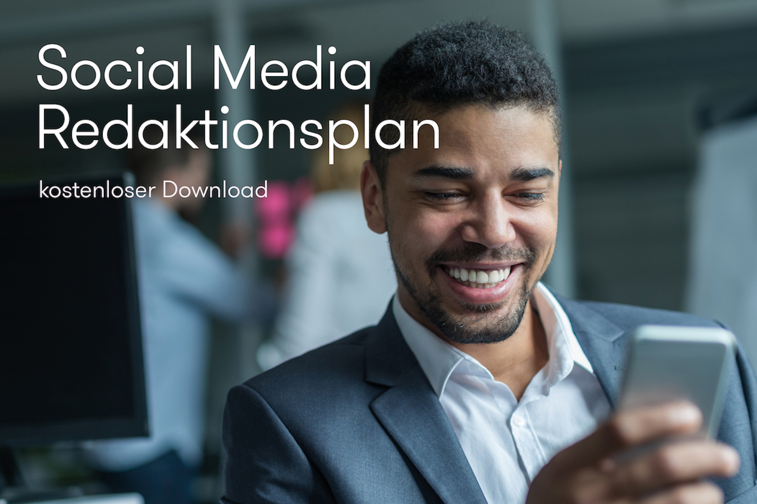 Man schaut lächelnd auf sein Smartphone. Links von ihm steht Social Media Redaktionsplan kostenloser Download geschrieben