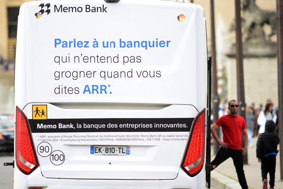 Campagne d'affichage publicitaire Memo Bank sur les arrières de bus.