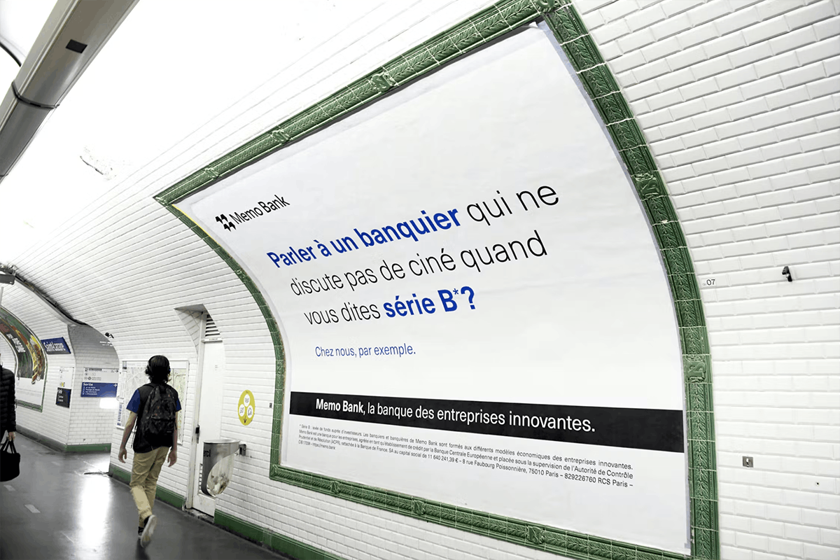 Campagne d'affichage publicitaire Memo Bank sur les quais du métro parisien.