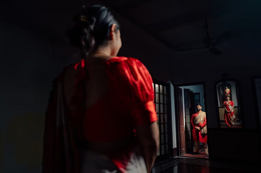 An unique photography skill image of couple in mirror reflection