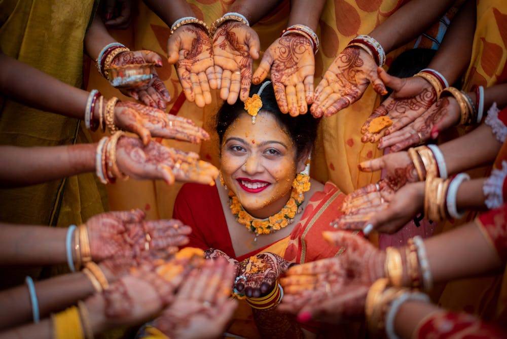 Bride with friends on her Mahendi ceremony pic