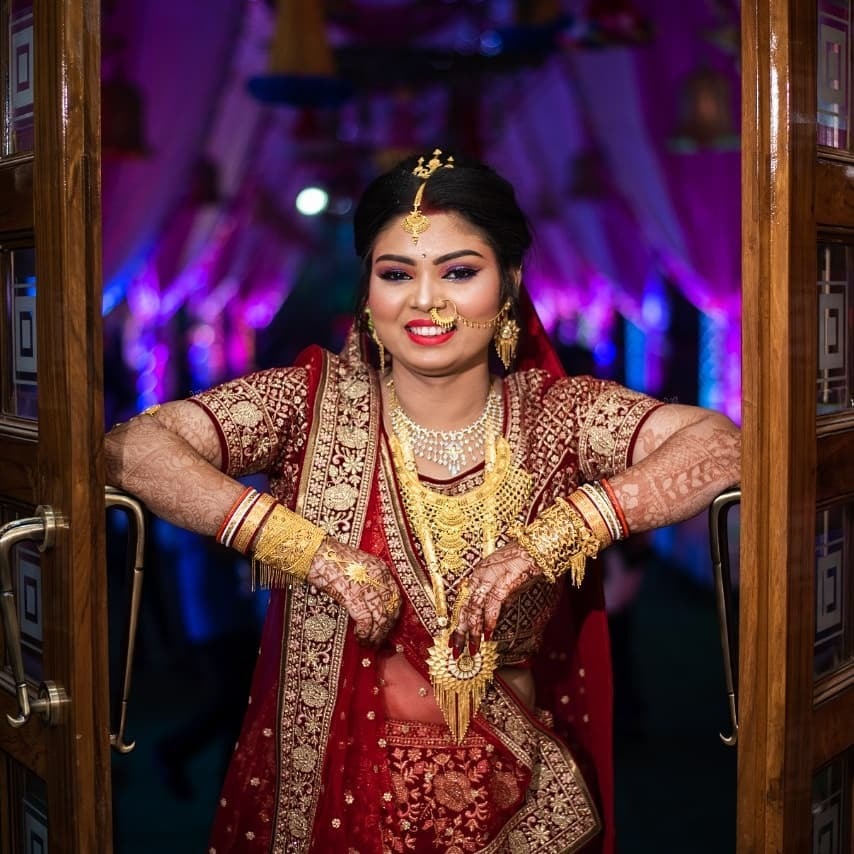 Jolly bride captured in a fun photoshoot pic
