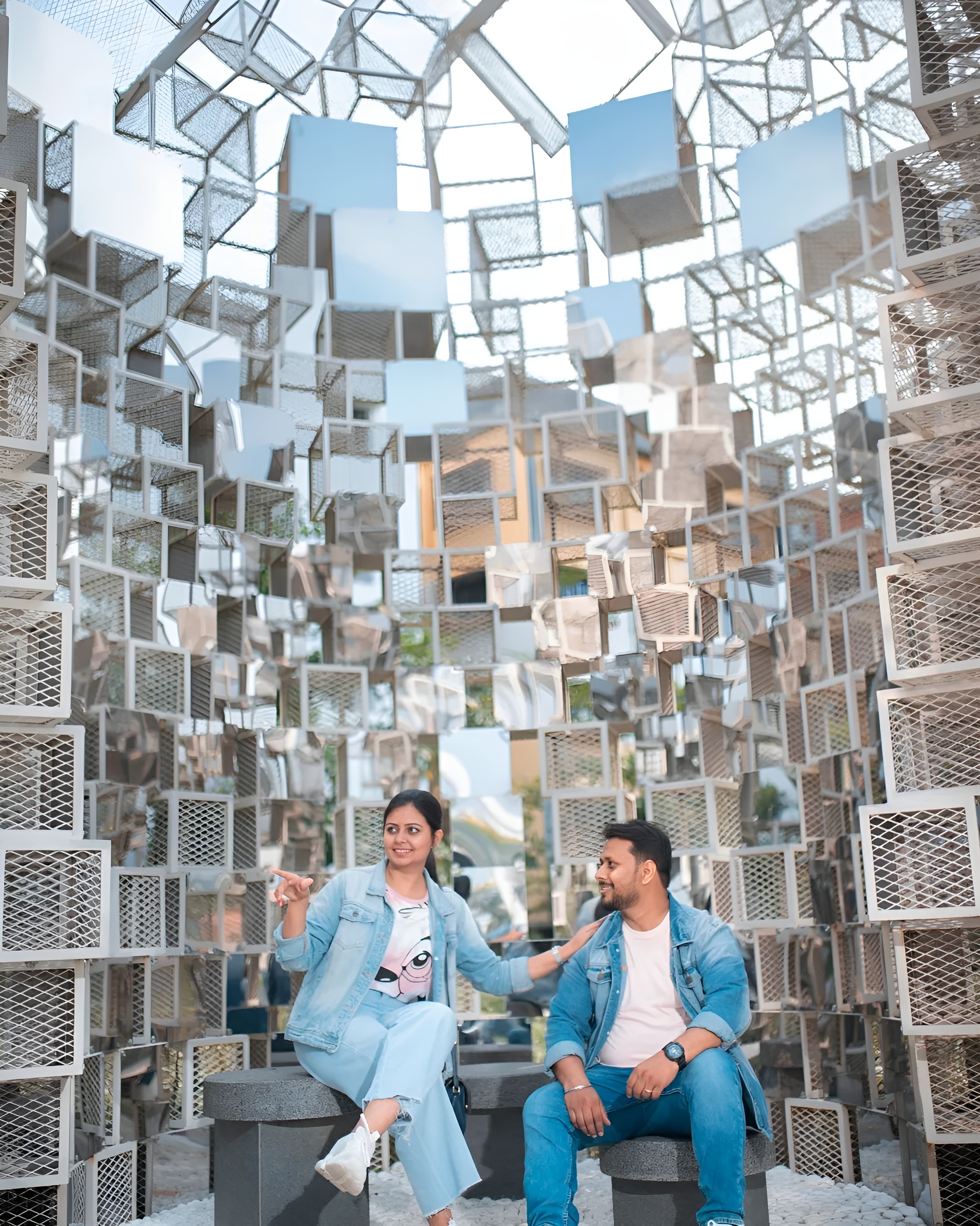 fun wedding props for pre-wedding pic