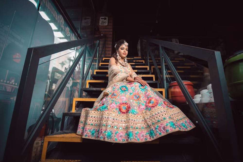 Swag bride in stairs posing for pic
