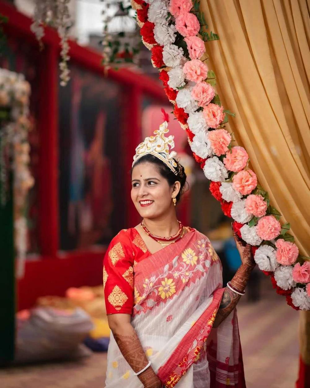 Bengali bride in sada saree with laal paar pic
