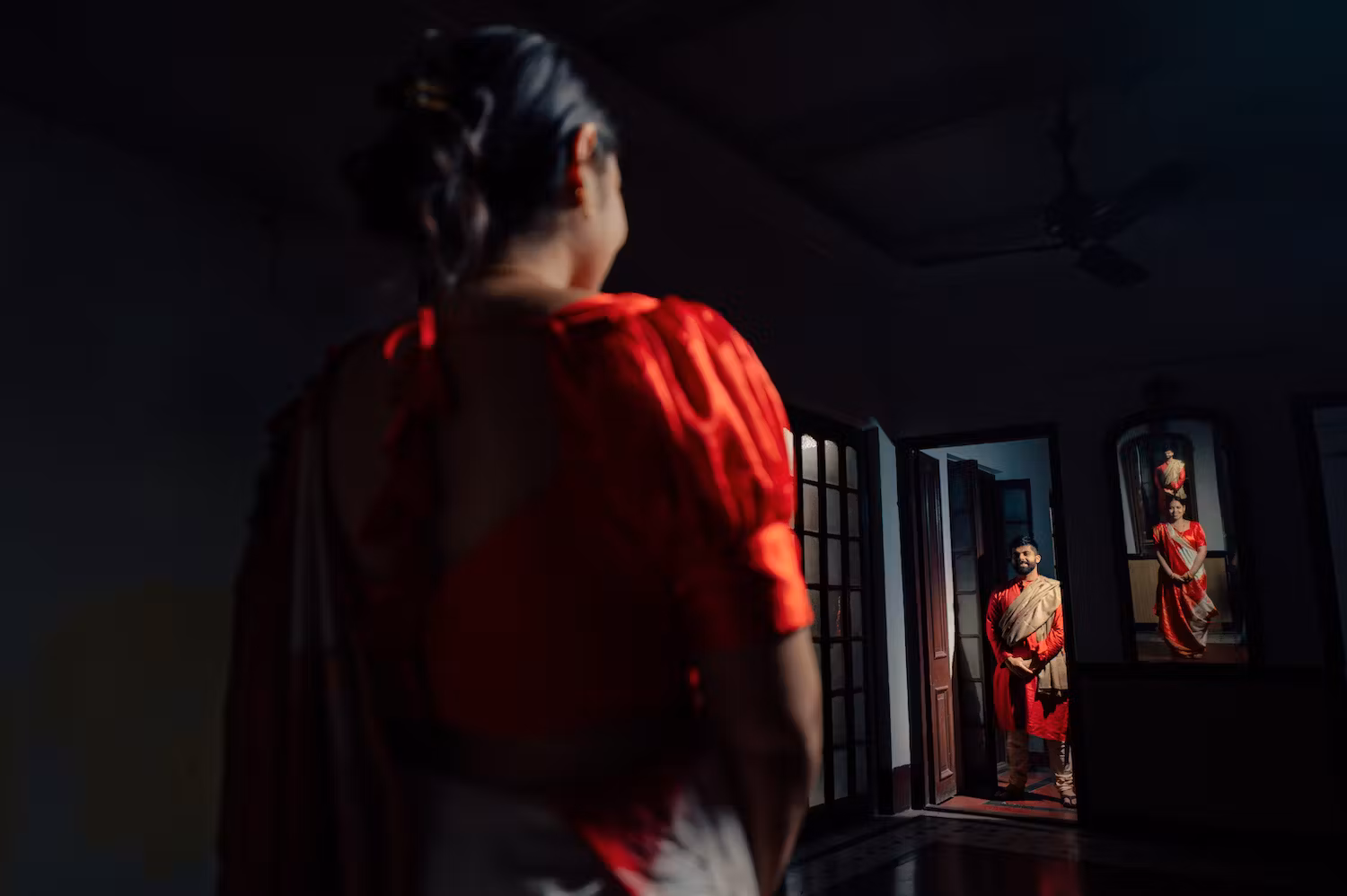 Photoshoot through reflection on mirror in pre wedding shoot