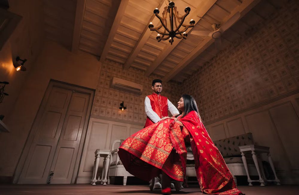 Unique pose of couple pic