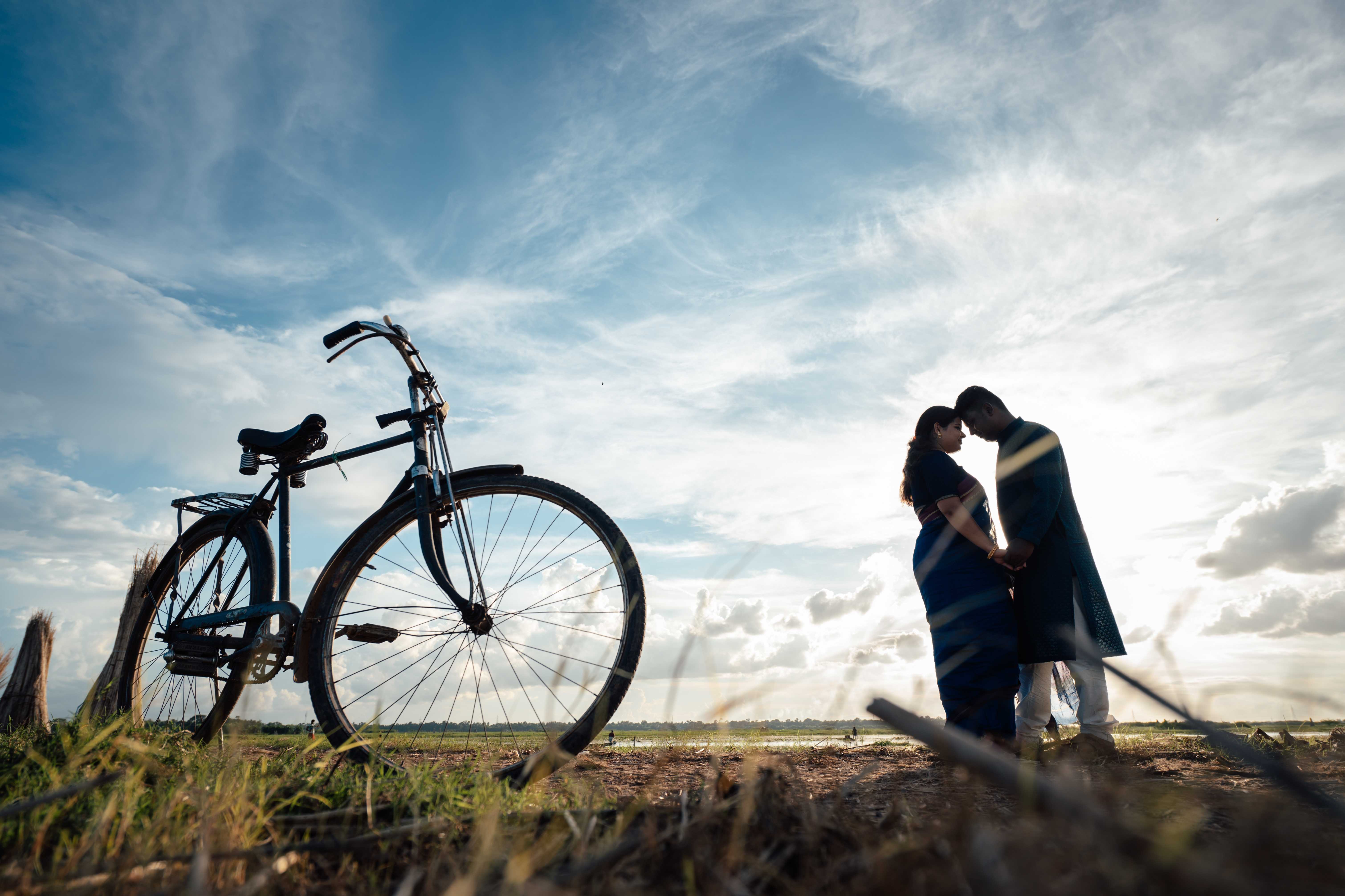Romantic photoshoot of couple with a bicycle