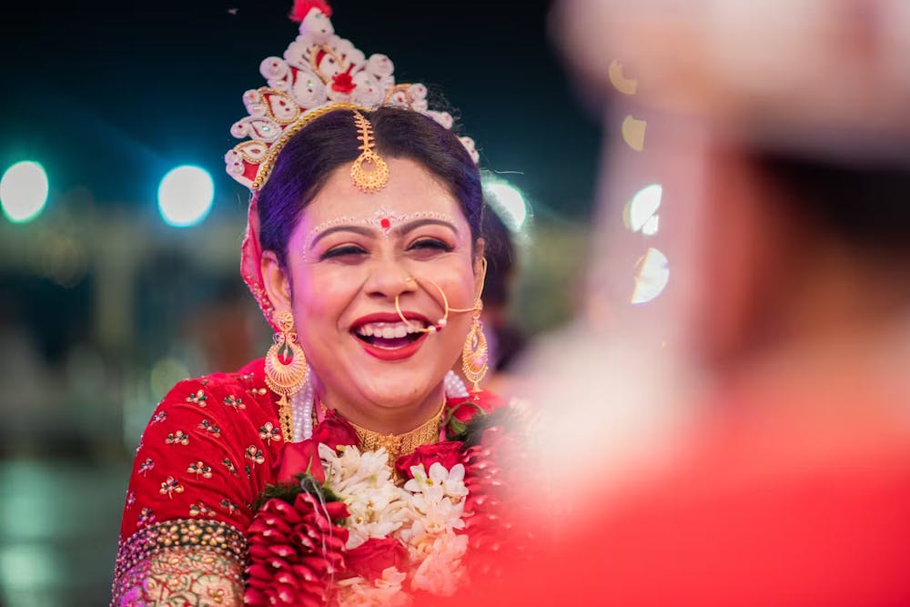Stay Stress-Free for Best Wedding Candid Shots - Bengali Bride Smiling