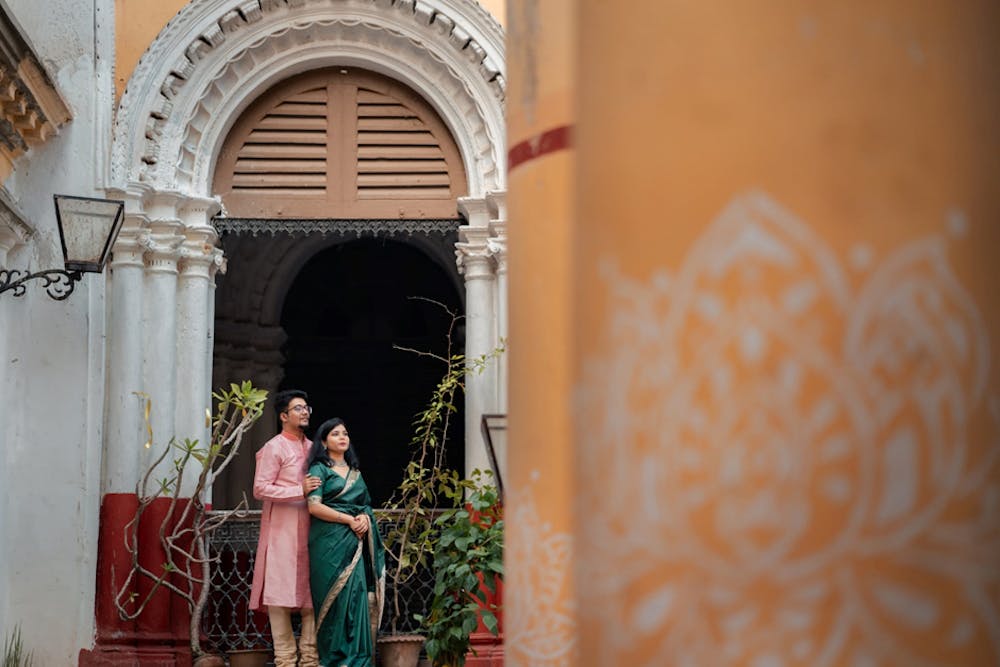 Young Bengali Couple at Serampore Rajbari posing under the arch