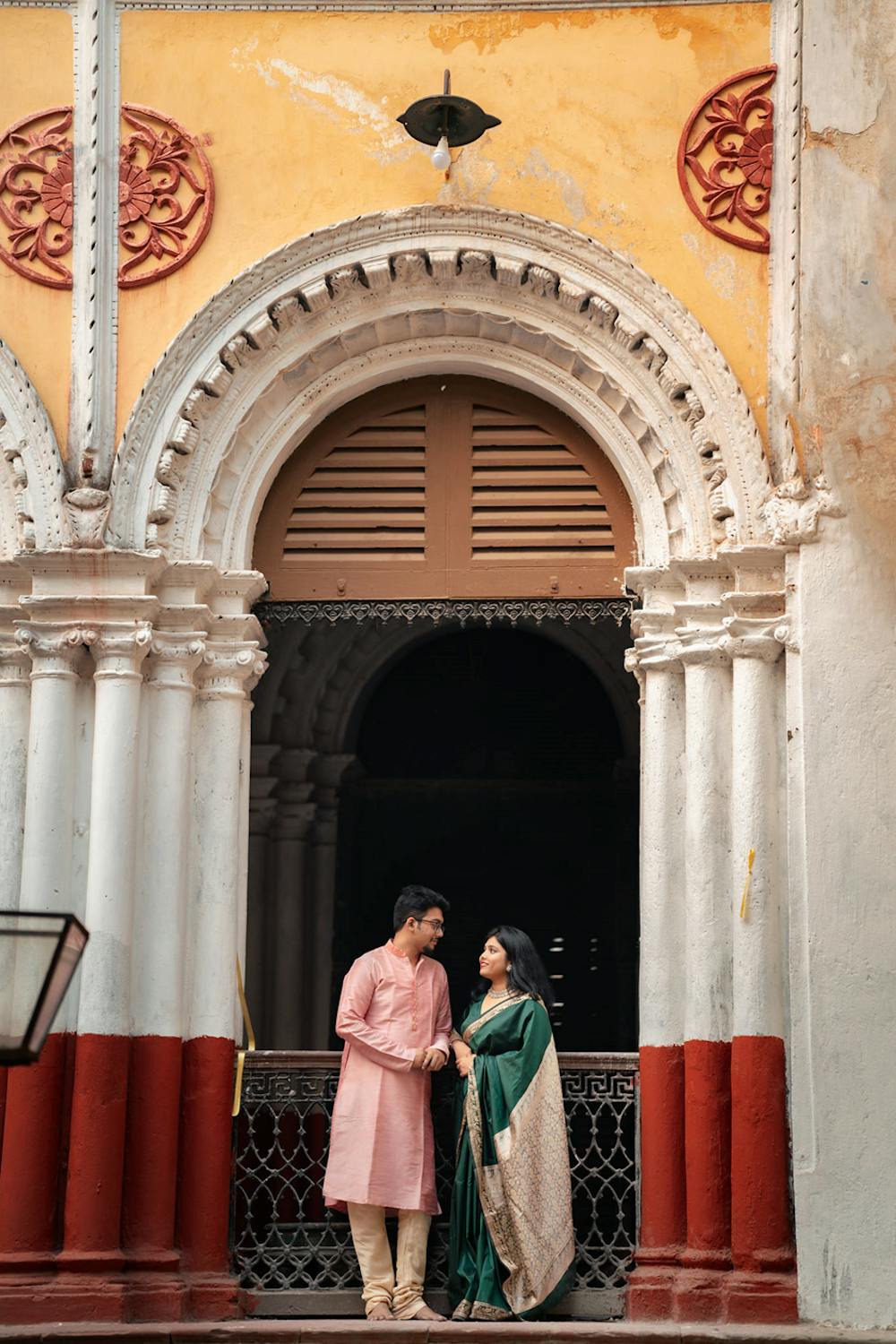 Young Bengali Couple at Serampore Rajbari locking eyes