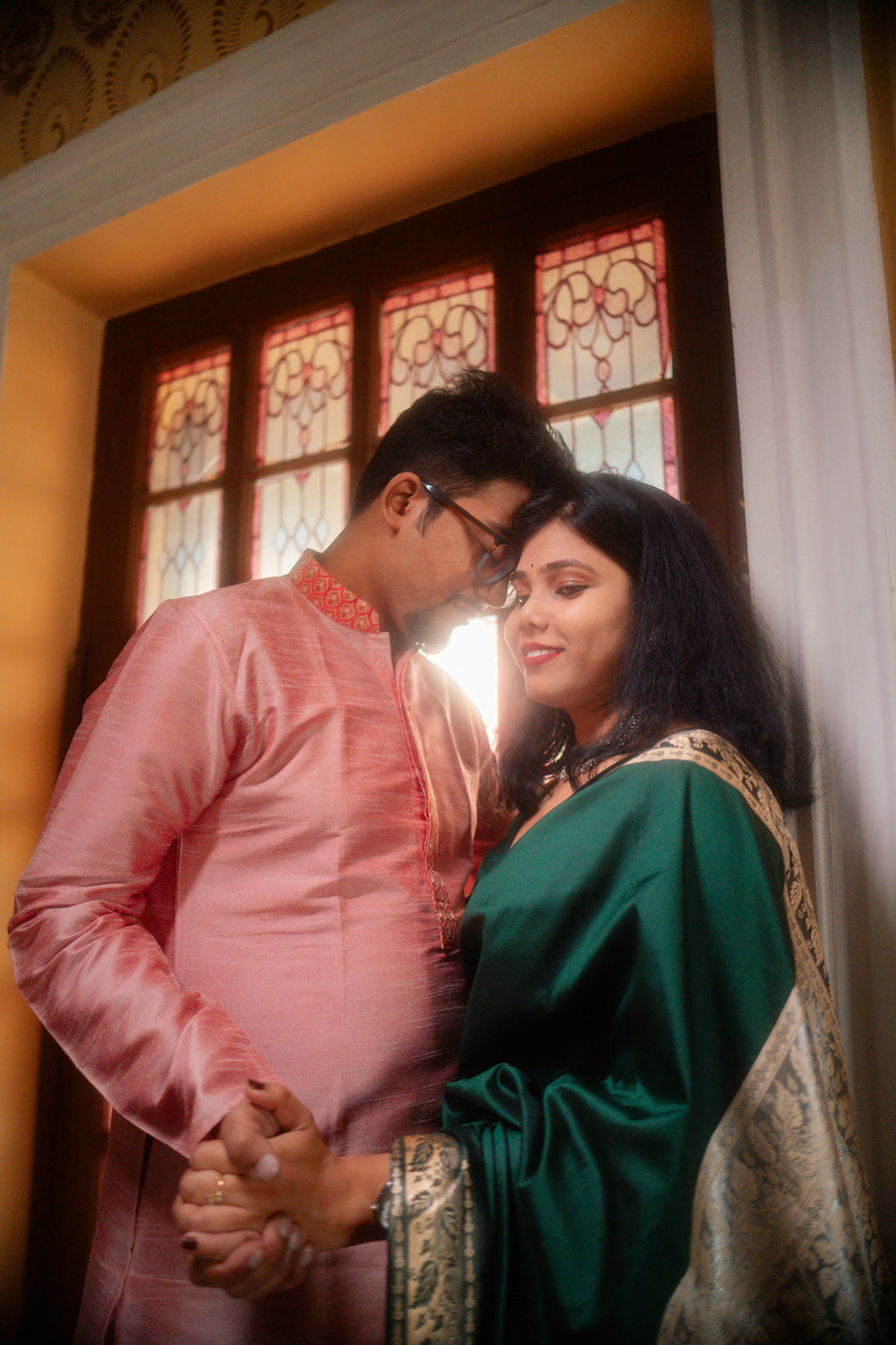 Young Bengali Couple at Serampore Rajbari locking fingers