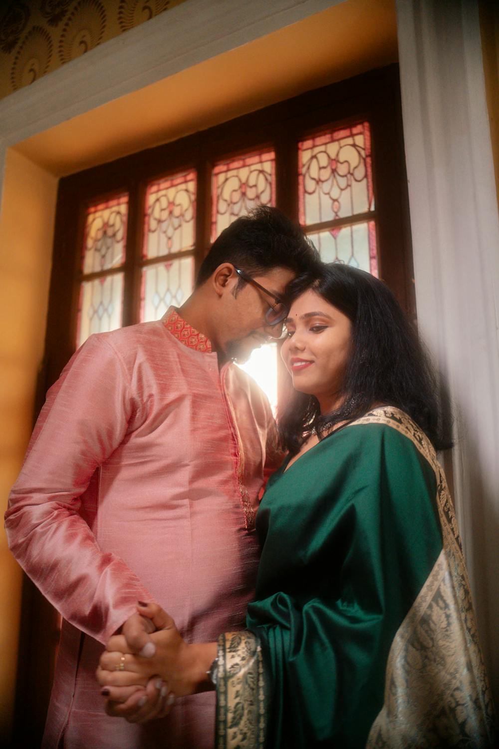 Young Bengali Couple at Serampore Rajbari locking fingers