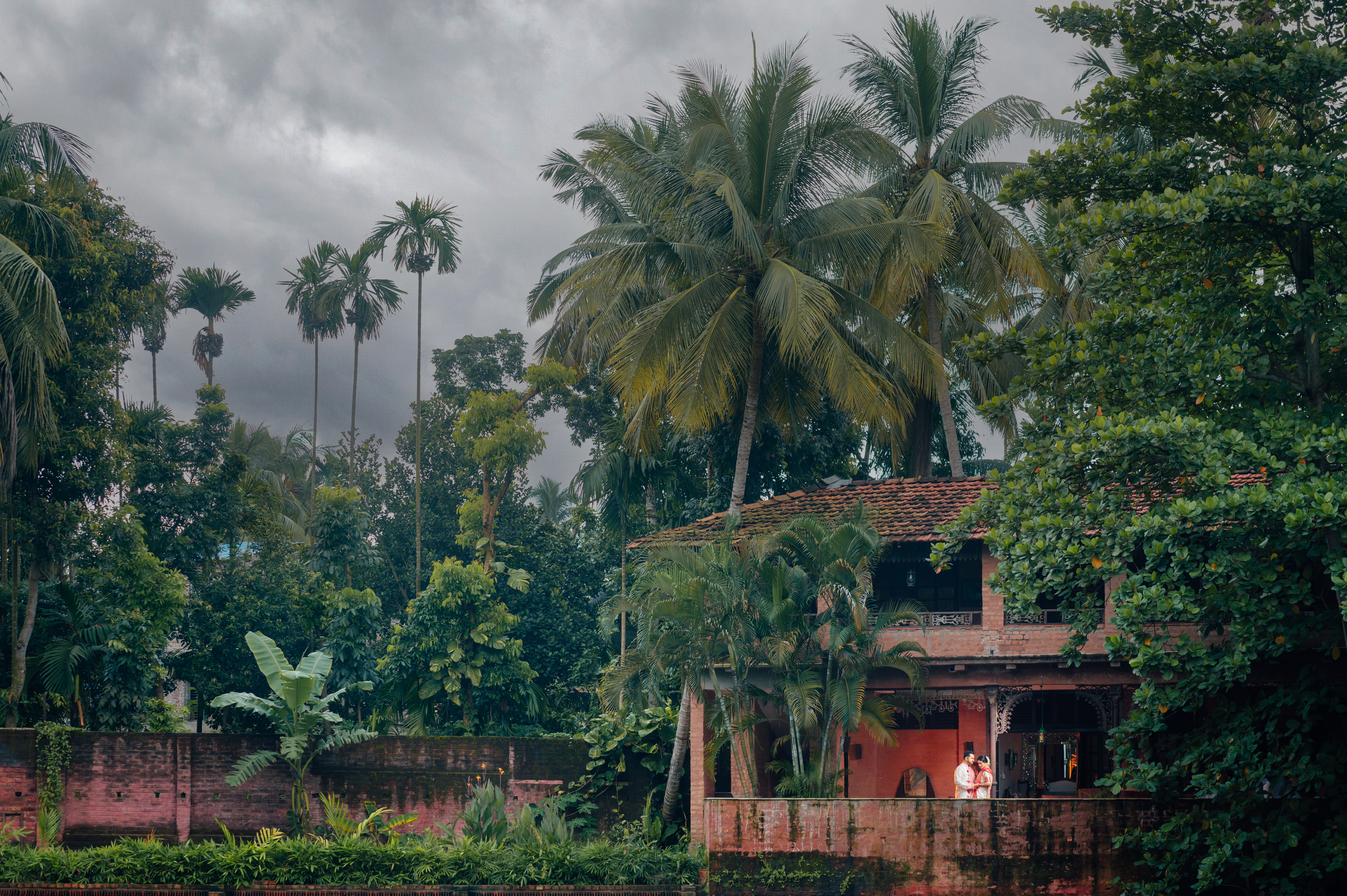Distant view of Bengali couple during pre wedding photoshoot at Bawali Rajbari heritage location | Memories Designer