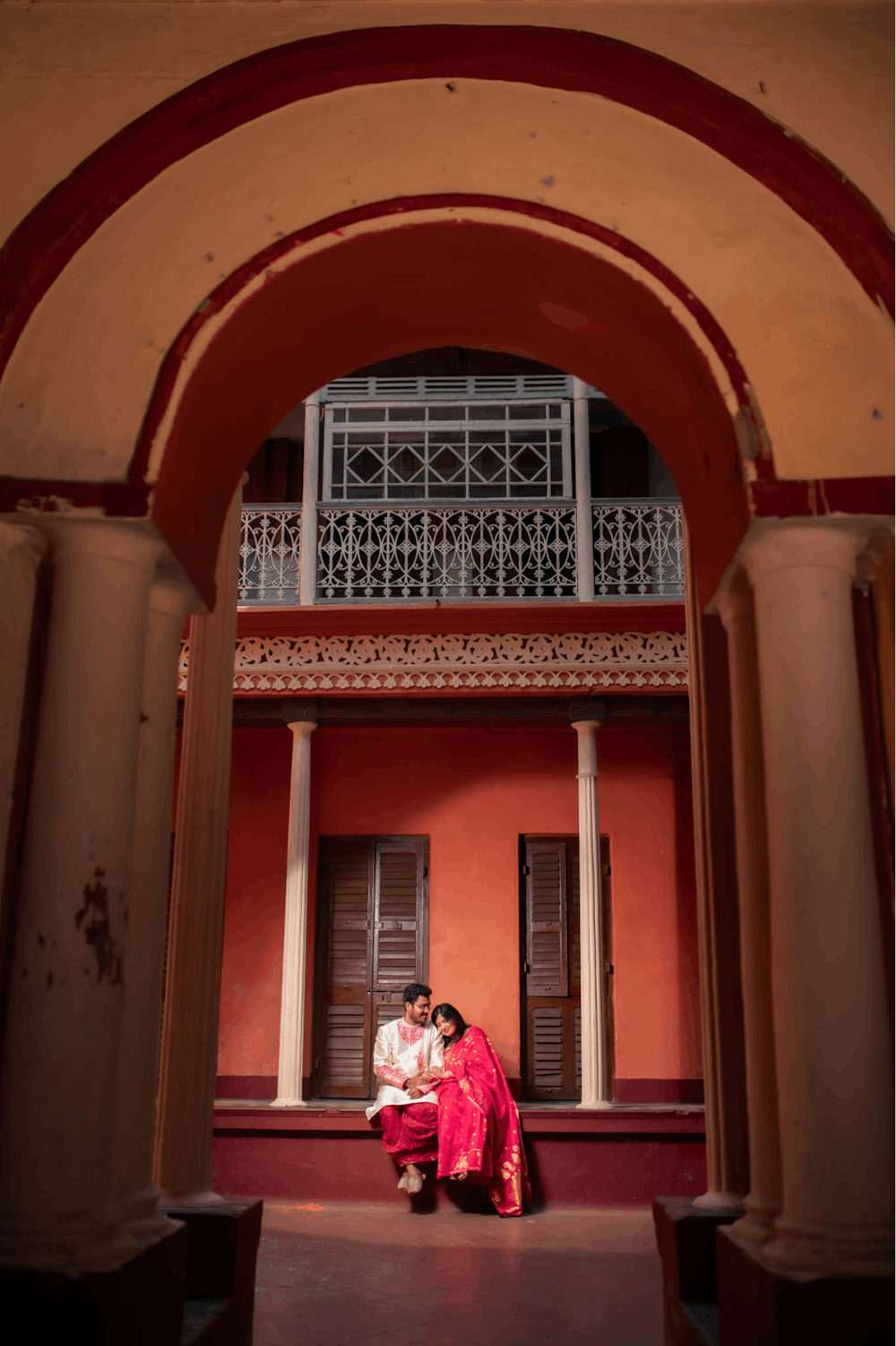Young bengali couple, view under arch at North Kolkata Pre-Wedding Photoshoot | Memories Designer