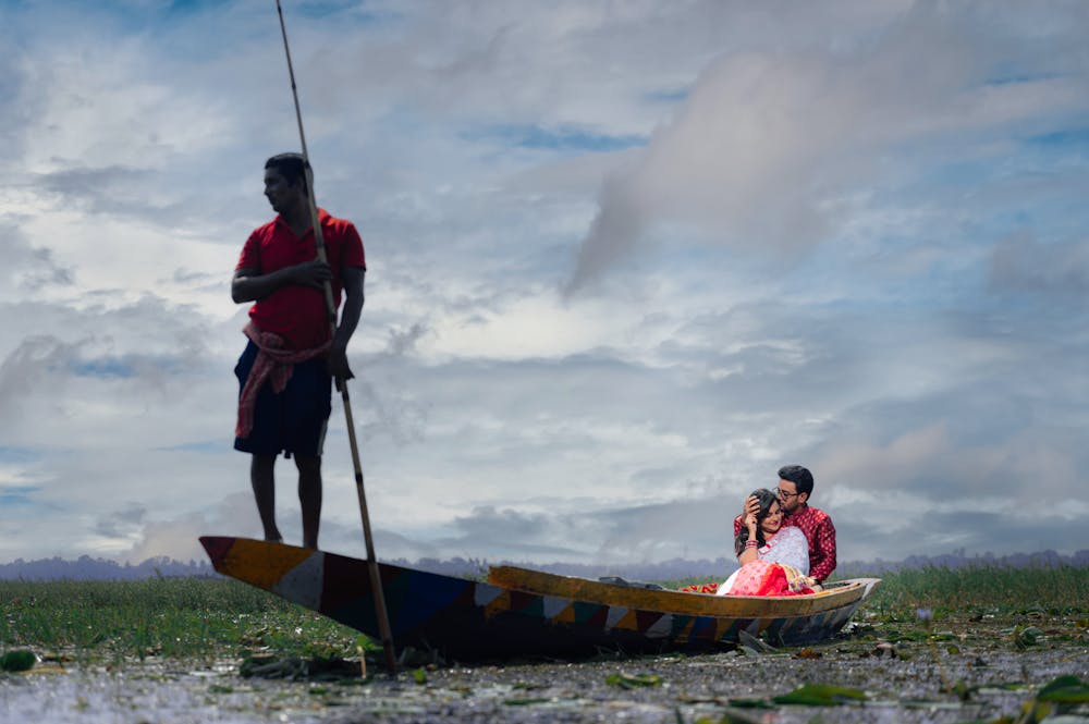 Bengali Couple on boat ride and posing for Pre-Wedding Photoshoot | Memories Designer