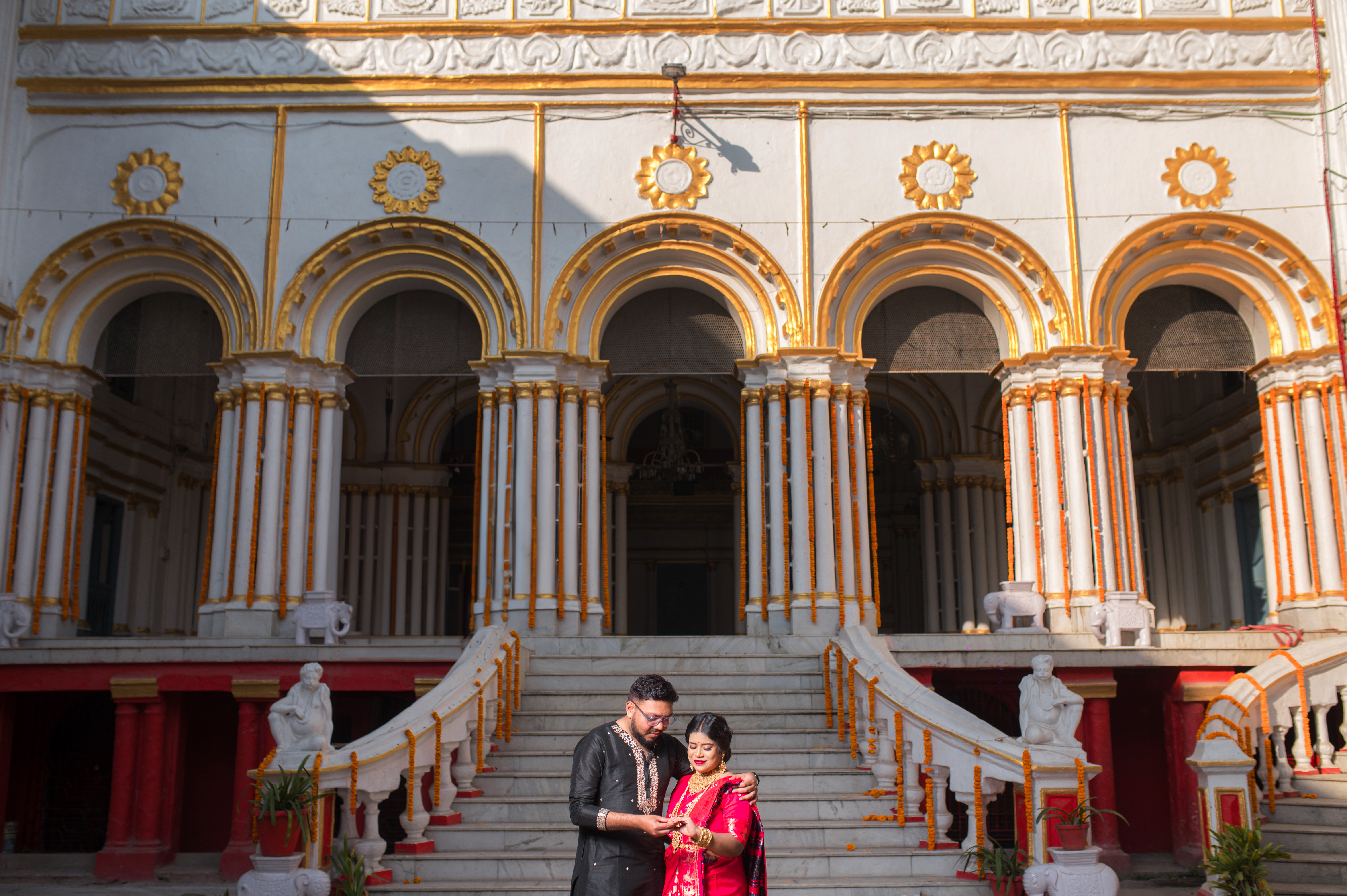 Bengali couple under arches of Pathuriaghata Rajbari for Pre Wedding Photoshoot | Memories Designer